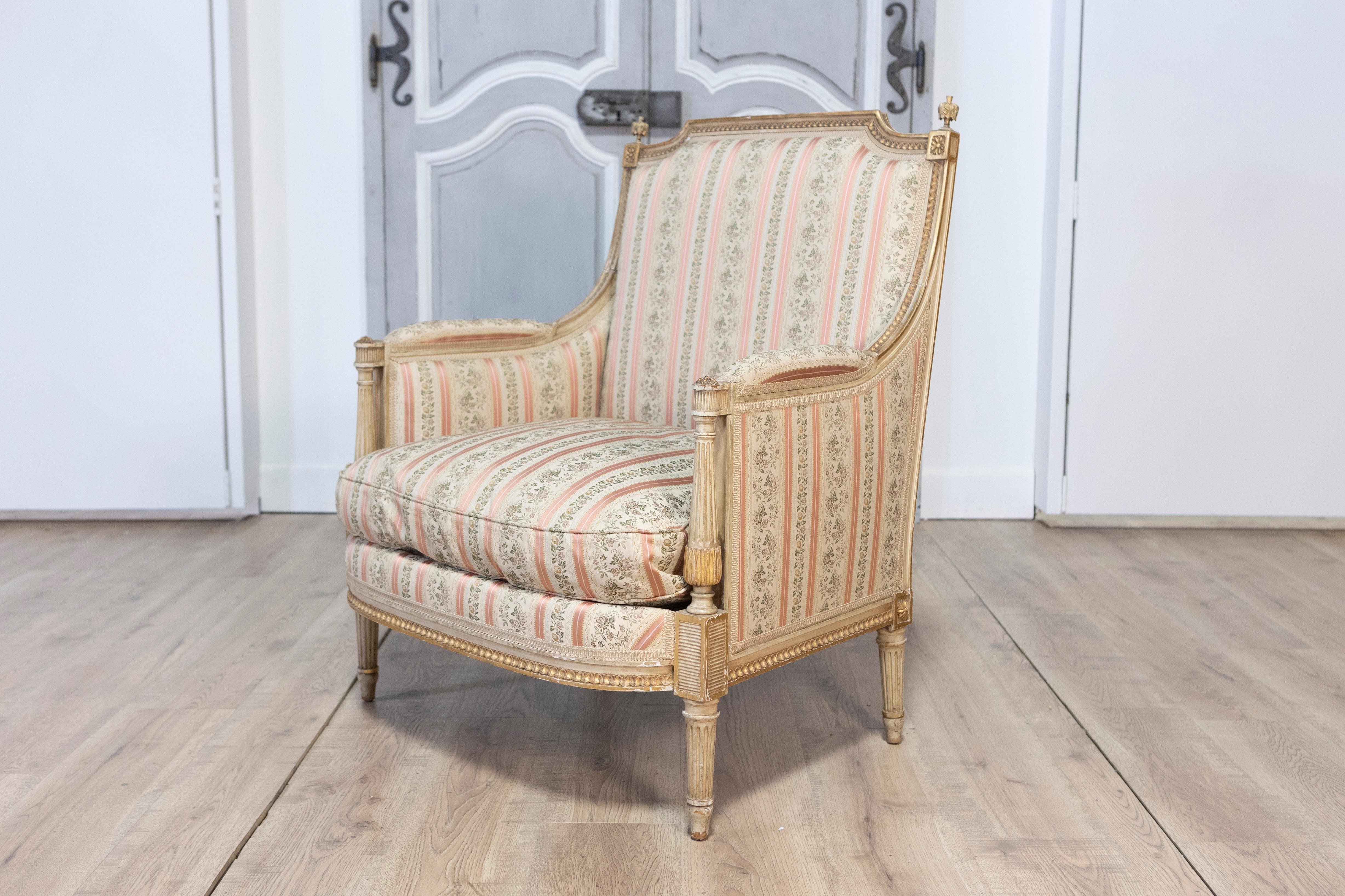 French Louis XVI Period 1790s Parcel Gilt Marquise Chair with Carved Décor 2