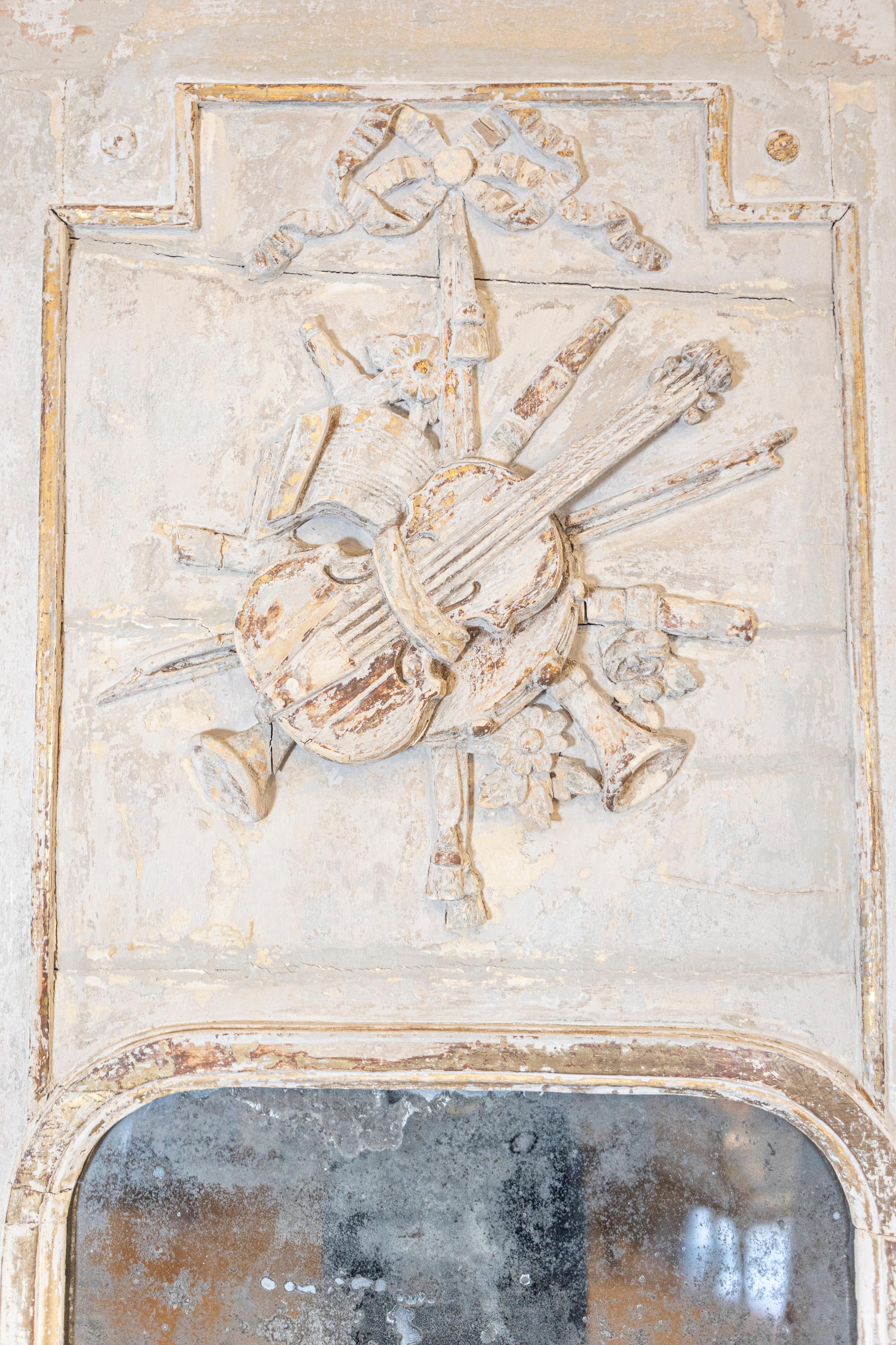 Espejo Trumeau francés del periodo Luis XVI de 1790 con alegoría tallada de las Artes Liberales en venta 4