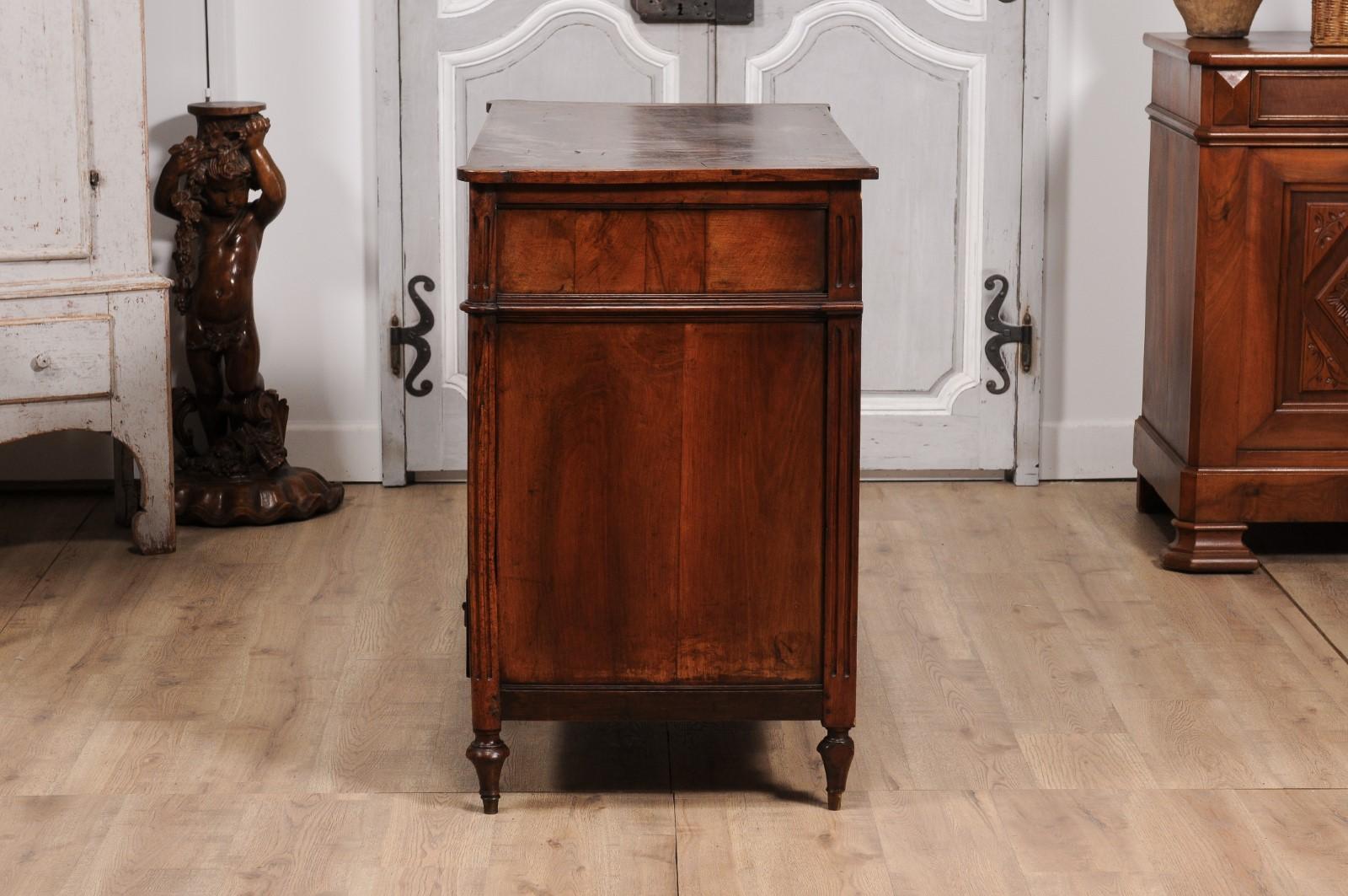 French Louis XVI Period 1790s Walnut Six-Drawer Commode with Fluted Side Posts For Sale 6