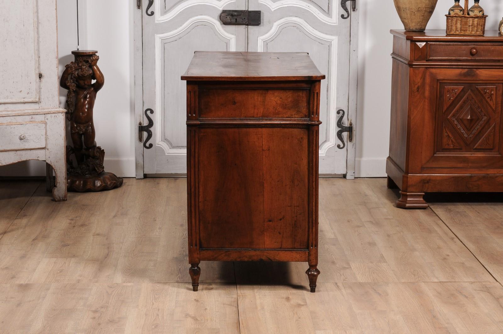 French Louis XVI Period 1790s Walnut Six-Drawer Commode with Fluted Side Posts For Sale 2