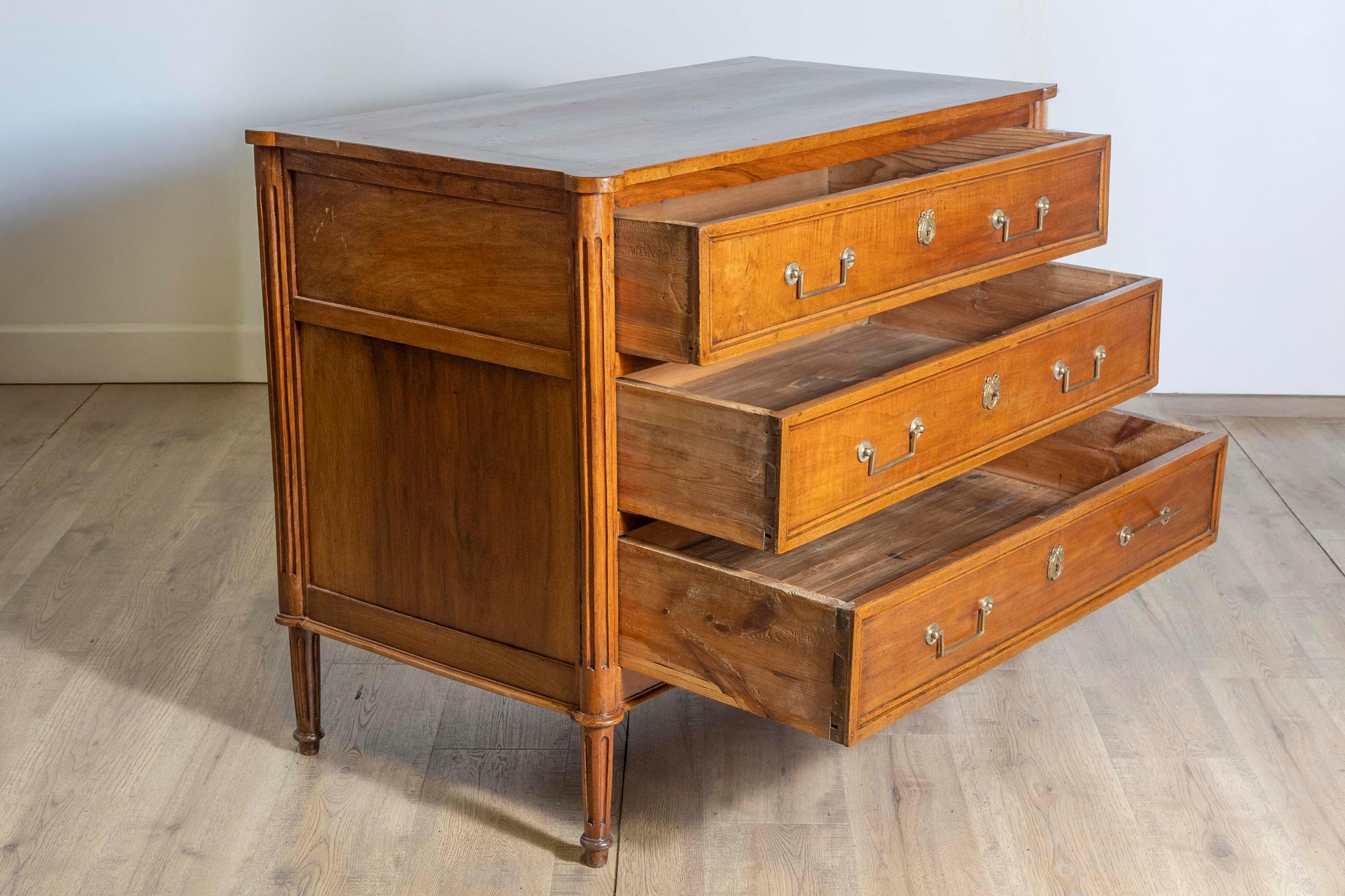 French Louis XVI Period 1790s Walnut Three Drawer Commode with Fluted Side Posts In Good Condition For Sale In Atlanta, GA