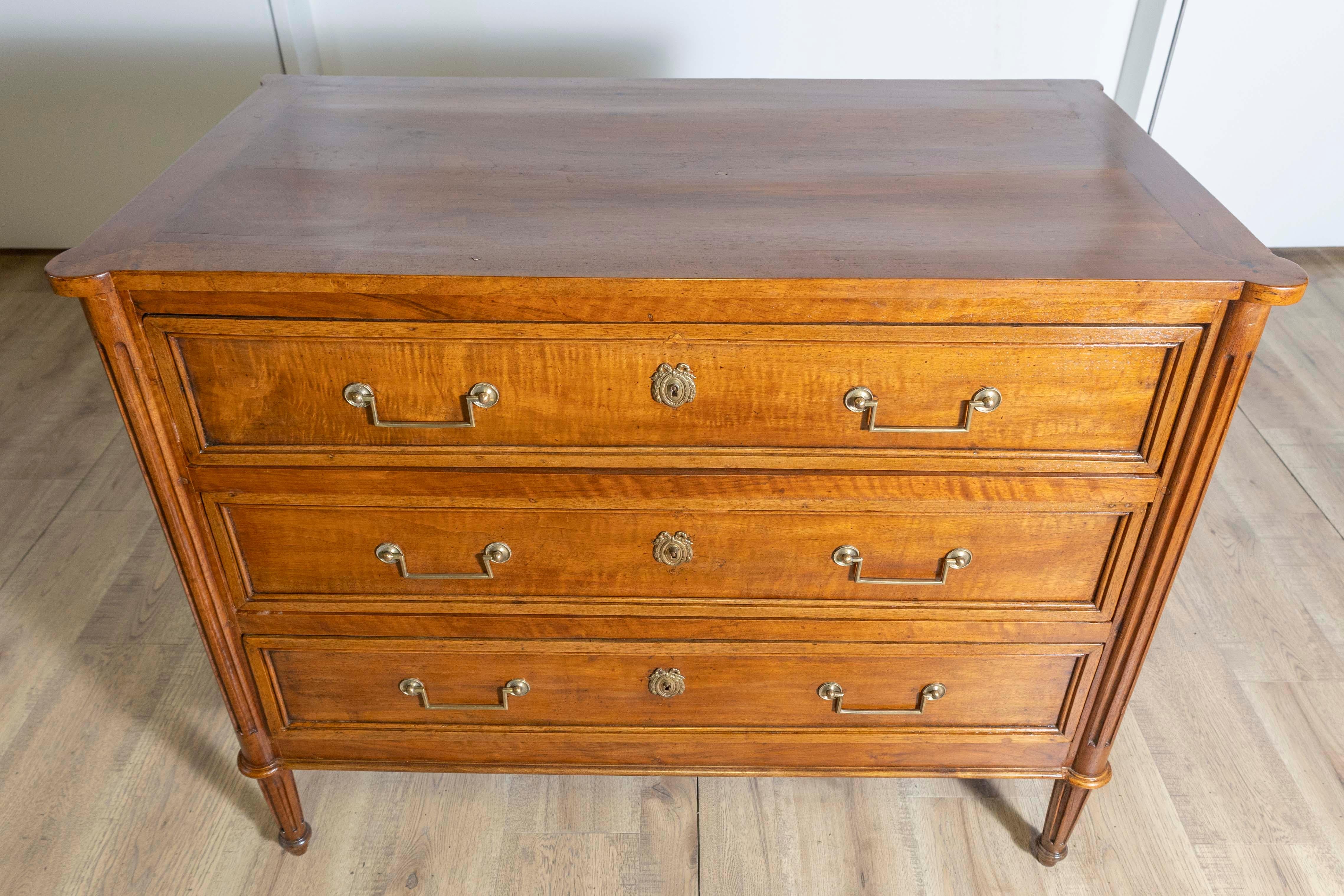 French Louis XVI Period 1790s Walnut Three Drawer Commode with Fluted Side Posts For Sale 1