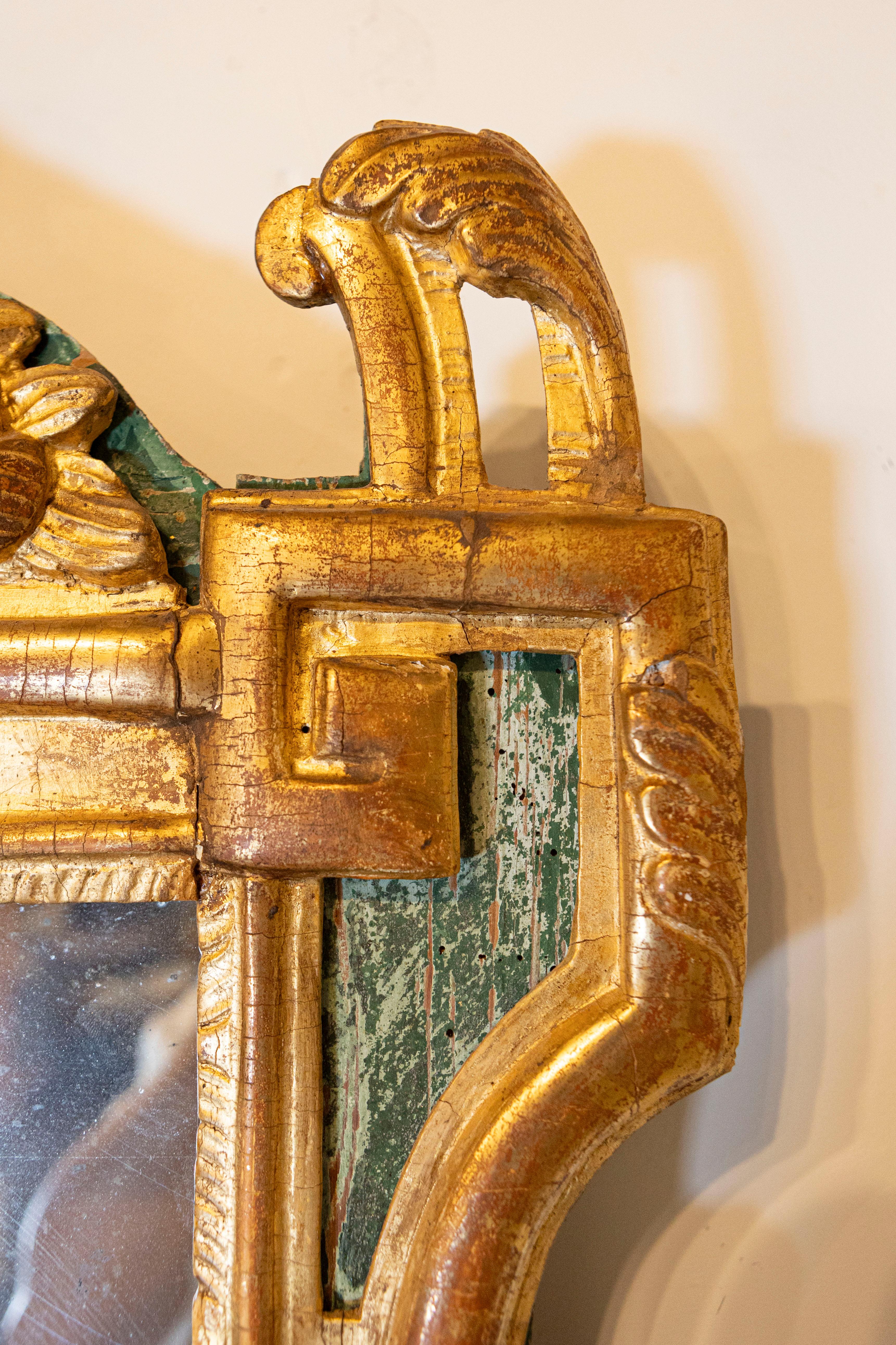 Miroir doré d'époque Louis XVI du 18ème siècle avec allégorie musicale sculptée Bon état - En vente à Atlanta, GA