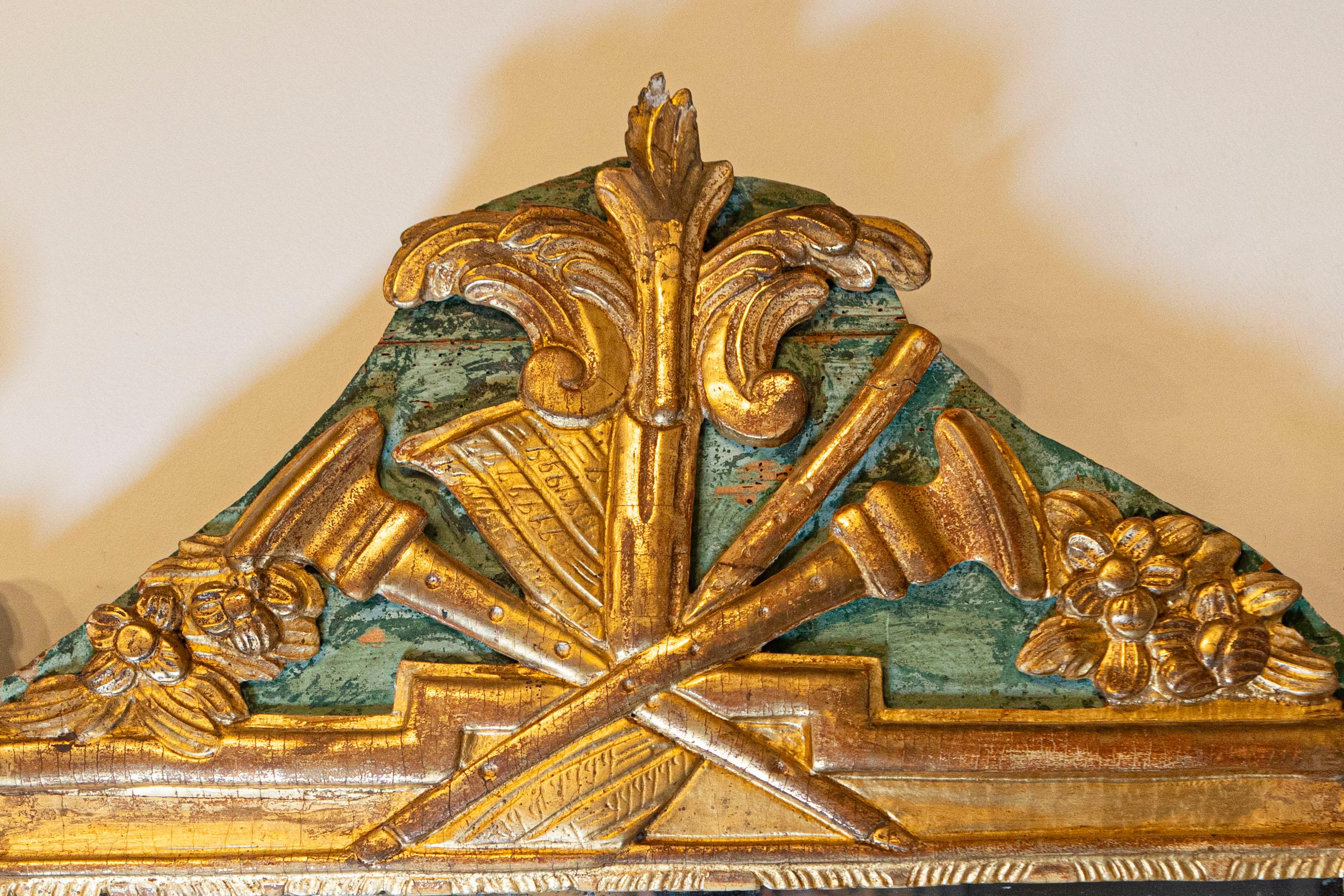 XVIIIe siècle et antérieur Miroir doré d'époque Louis XVI du 18ème siècle avec allégorie musicale sculptée en vente