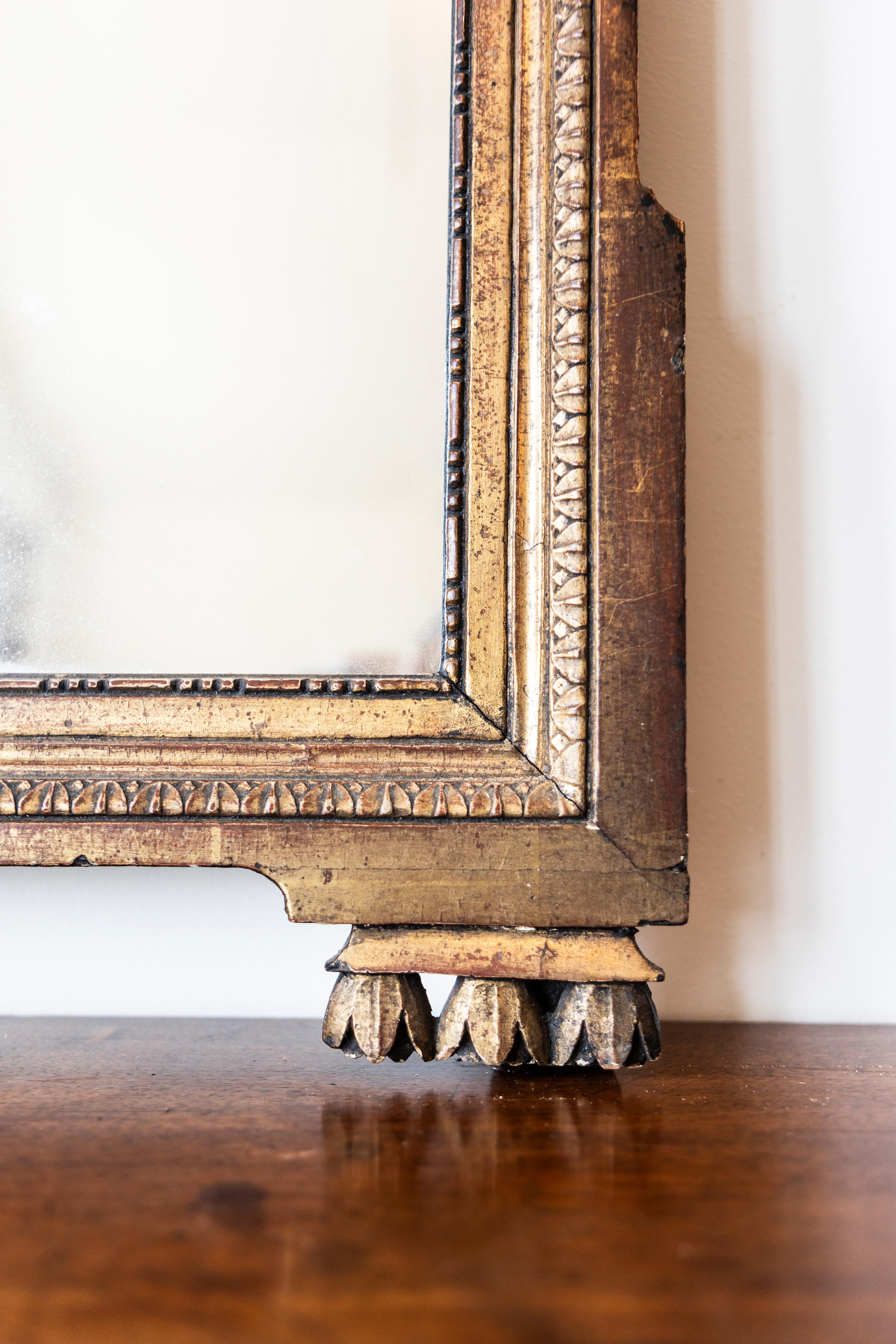 French Louis XVI Period 18th Century Giltwood Mirror with Carved Hearts on Fire For Sale 6