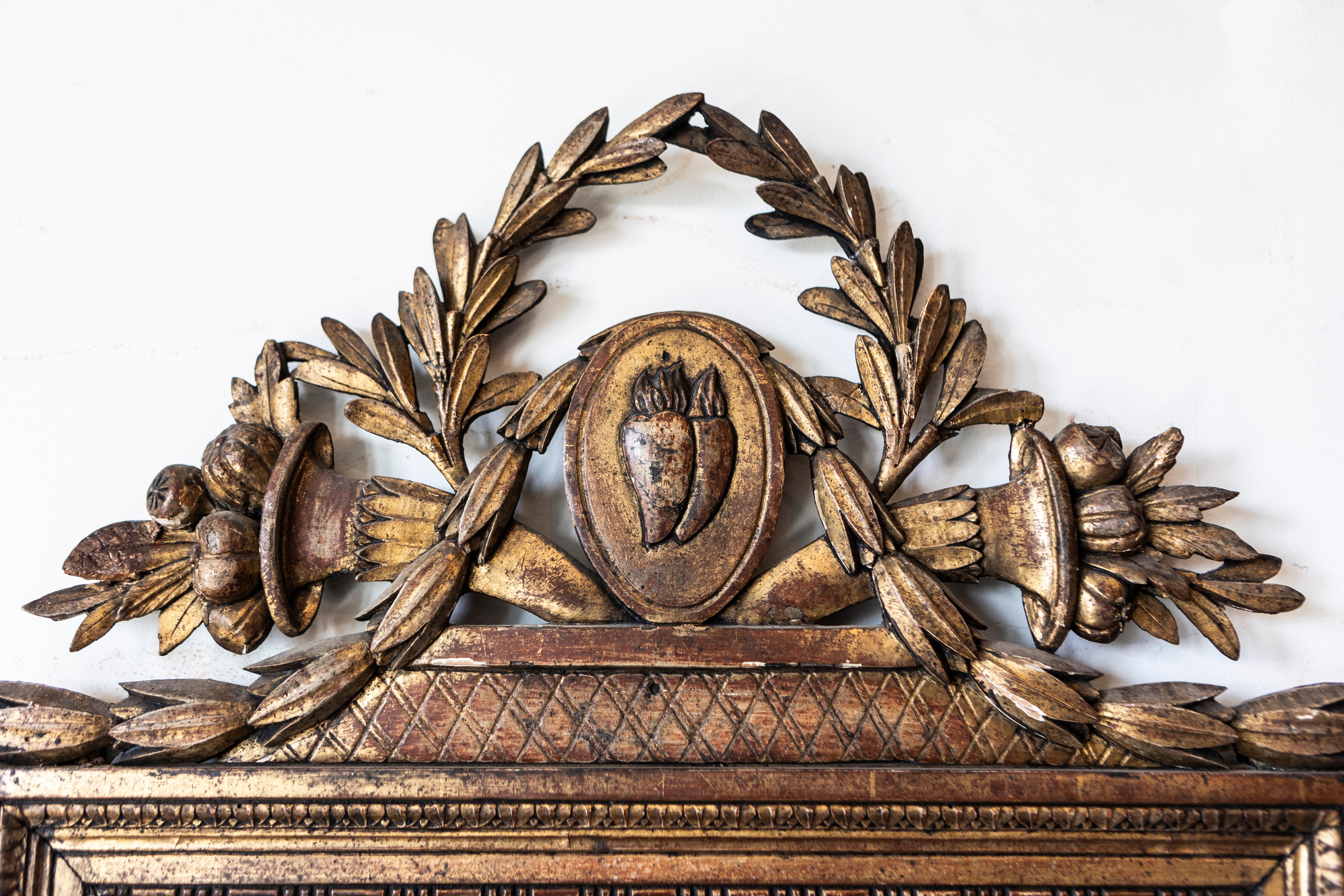 Miroir français d'époque Louis XVI du 18ème siècle en bois doré avec cœurs sculptés au feu en vente 1