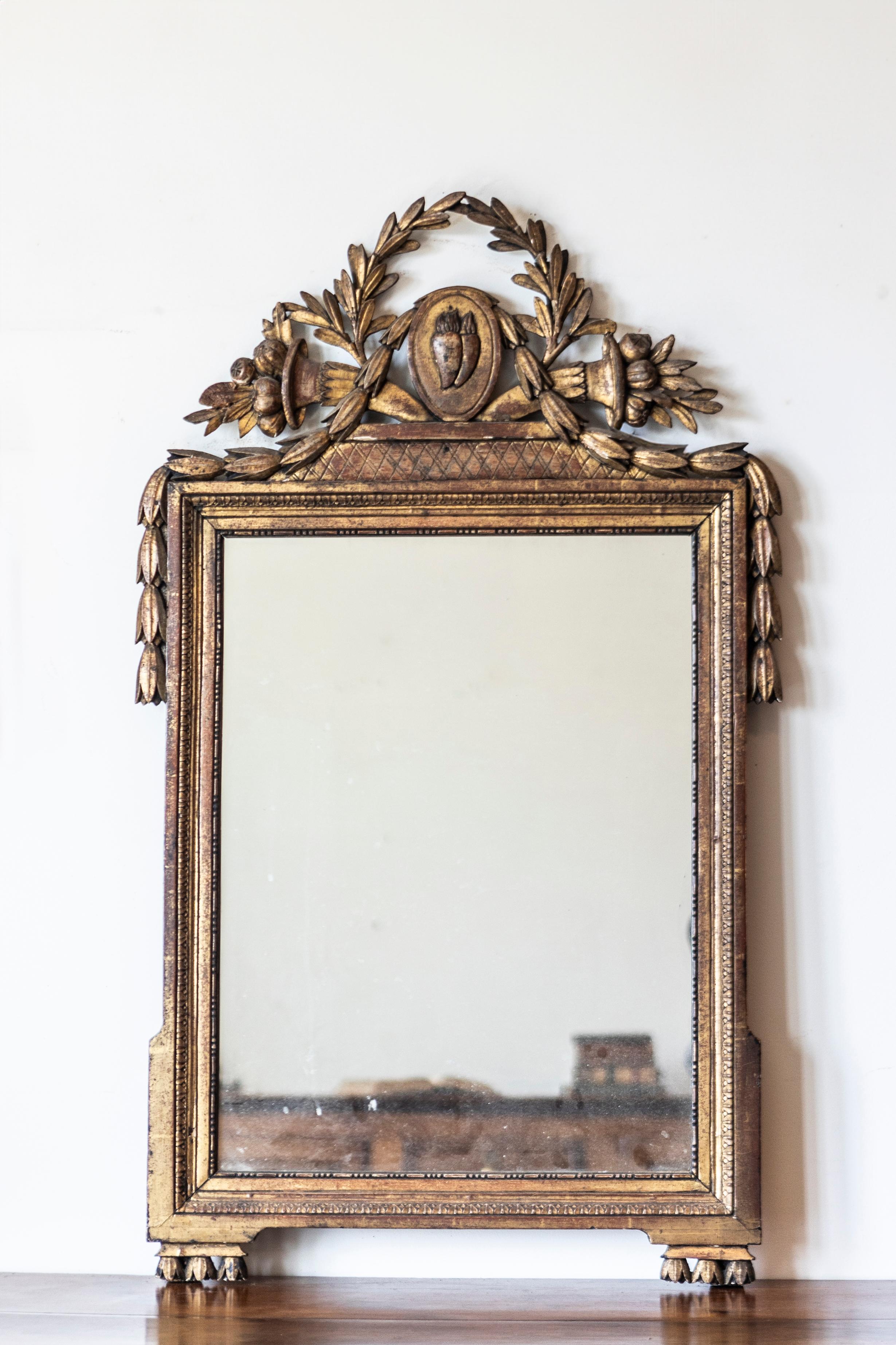 French Louis XVI Period 18th Century Giltwood Mirror with Carved Hearts on Fire For Sale 4