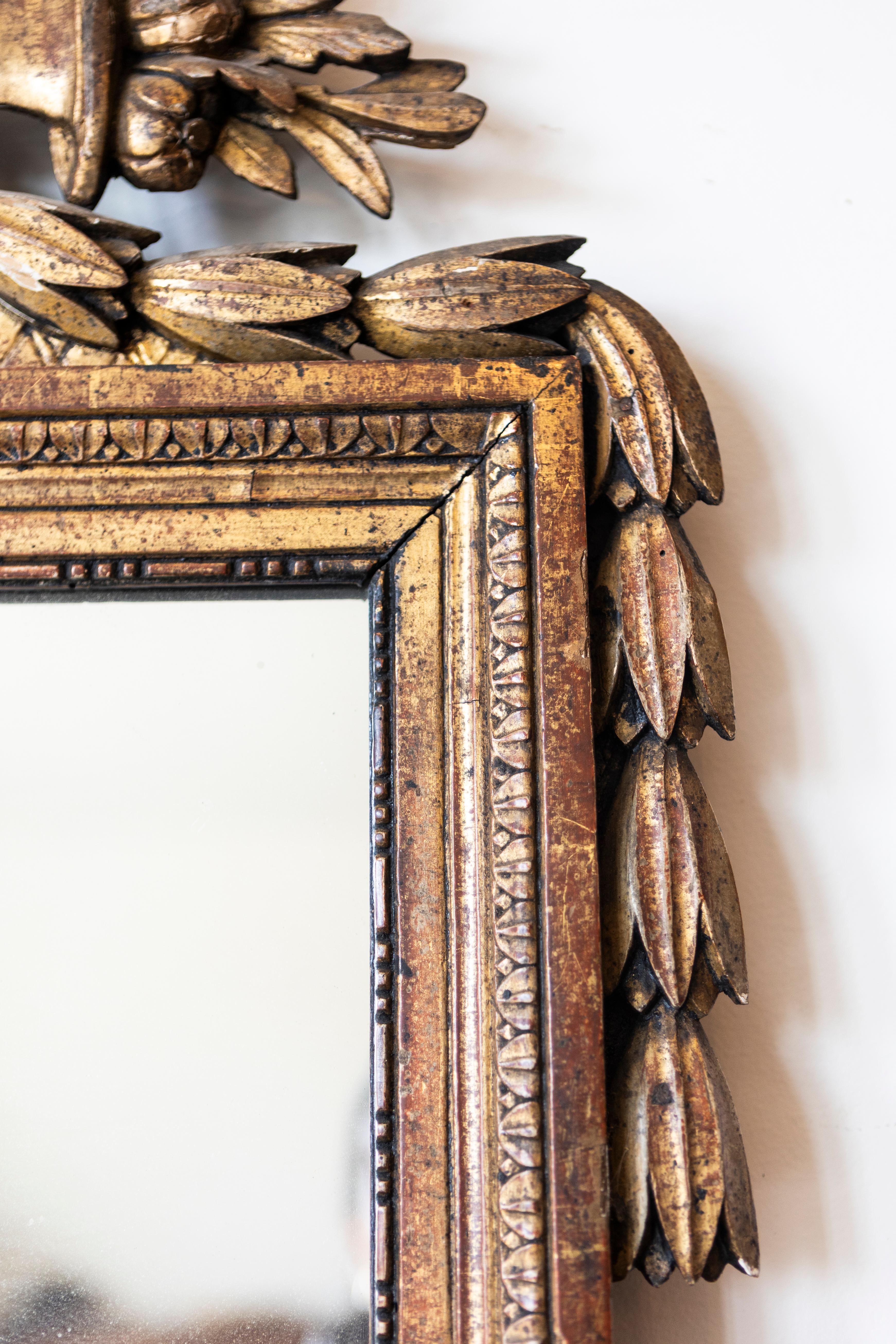 French Louis XVI Period 18th Century Giltwood Mirror with Carved Hearts on Fire For Sale 5