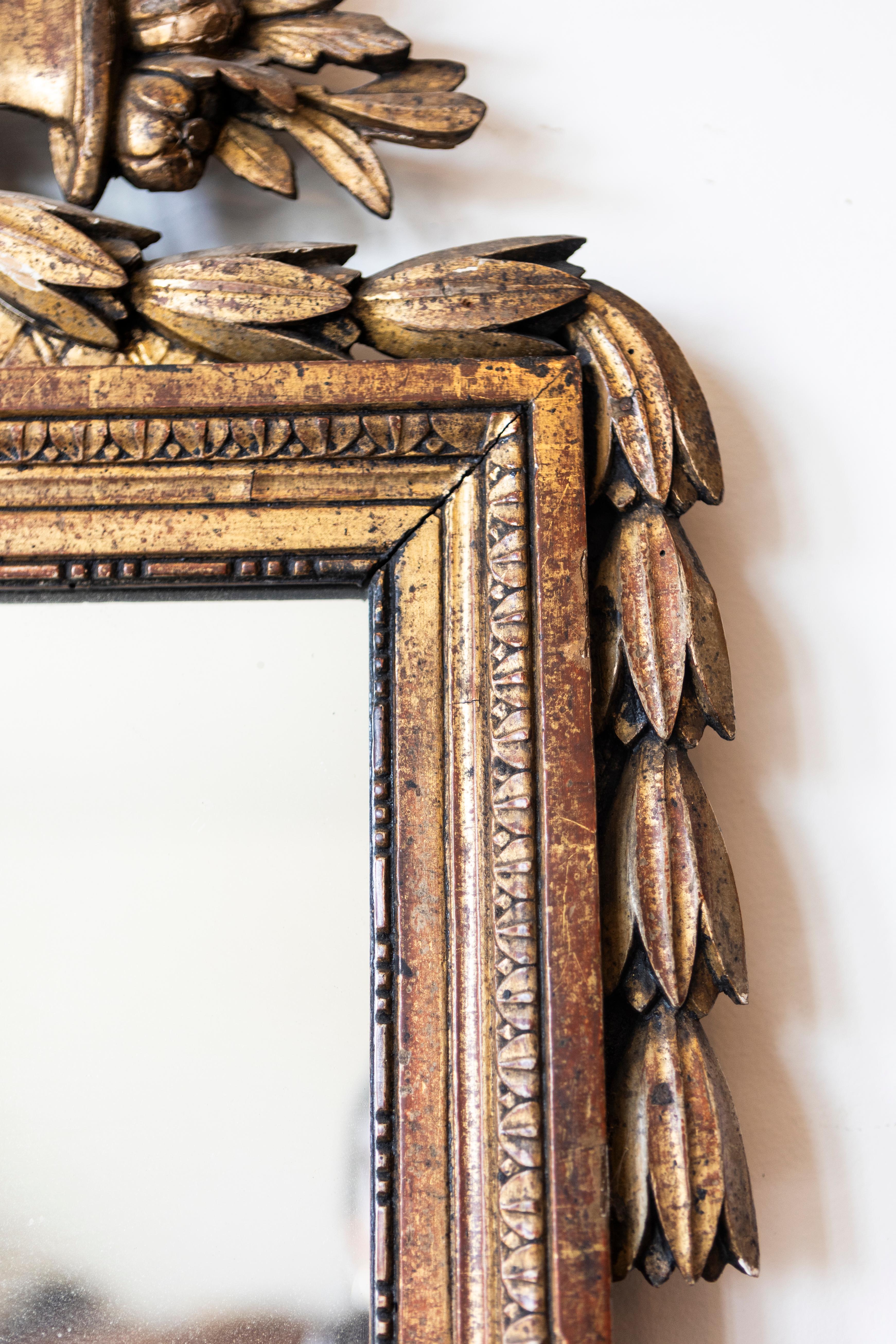 Specchio francese in legno dorato del XVIII secolo, periodo Luigi XVI, con intagli di Hearts On Fire in vendita 3