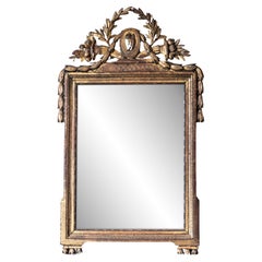 Miroir français d'époque Louis XVI du 18ème siècle en bois doré avec cœurs sculptés au feu