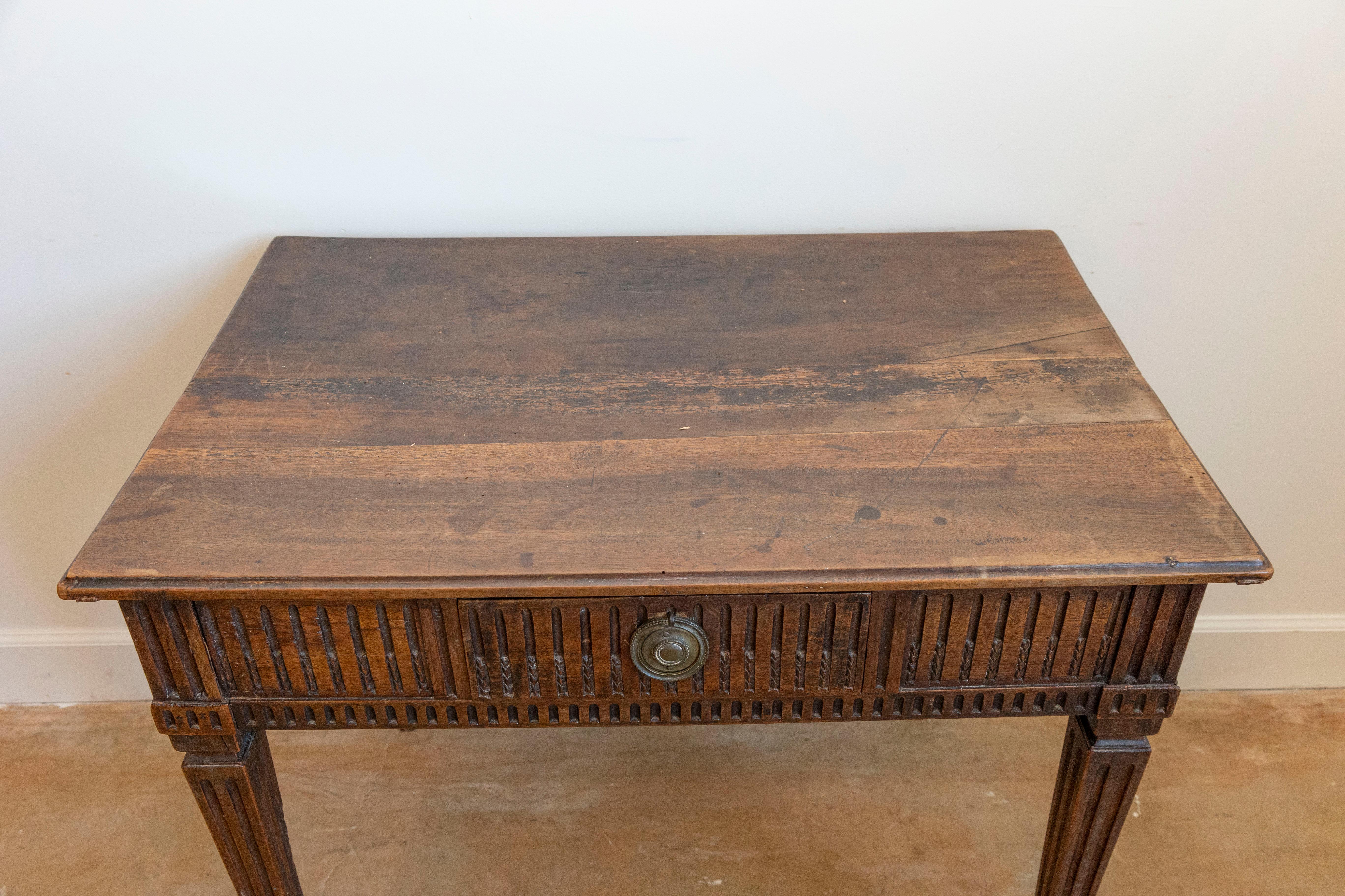 Scrivania francese del periodo Luigi XVI del XVIII secolo in legno di noce con grembiule scanalato intagliato In condizioni buone in vendita a Atlanta, GA