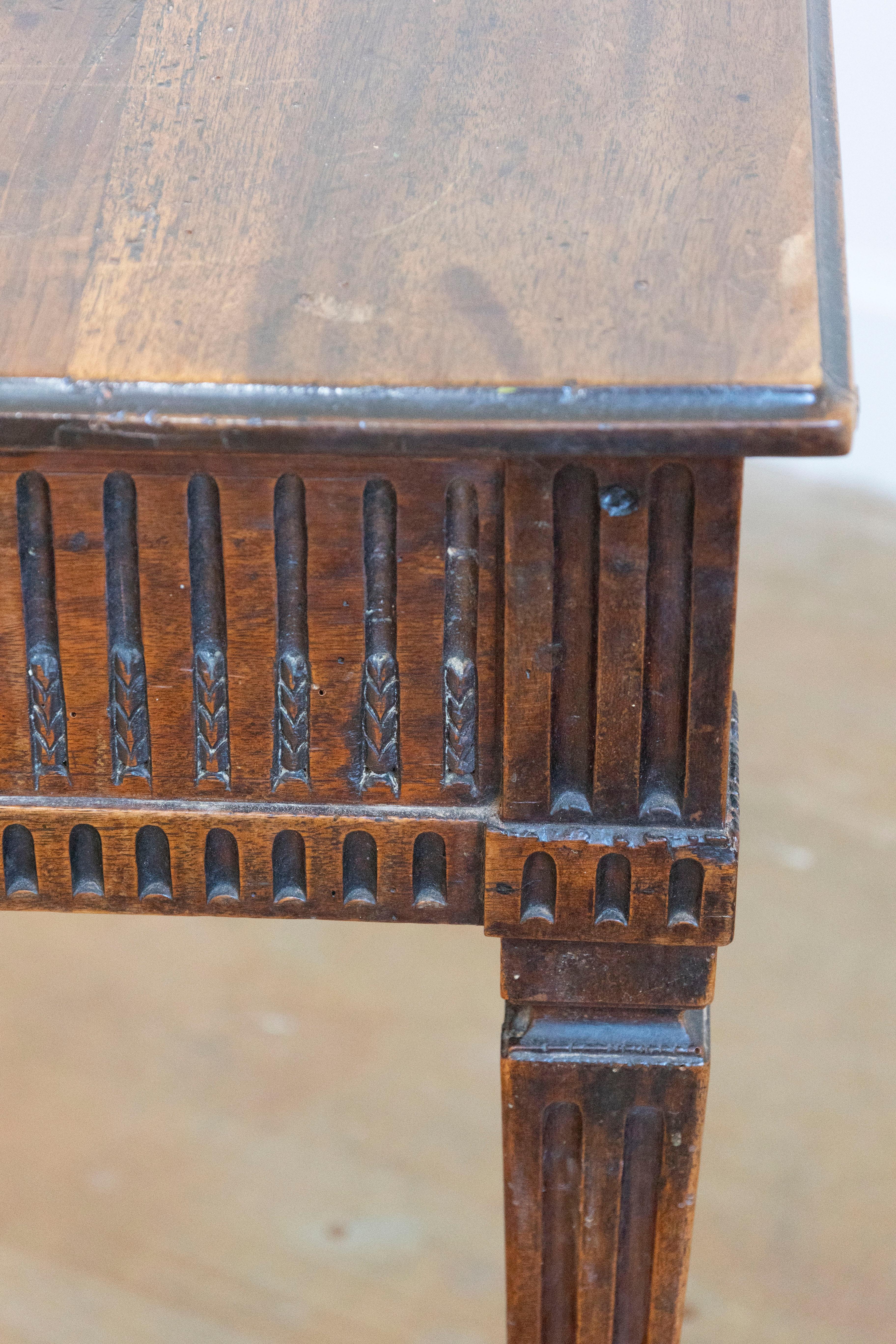 Scrivania francese del periodo Luigi XVI del XVIII secolo in legno di noce con grembiule scanalato intagliato in vendita 1