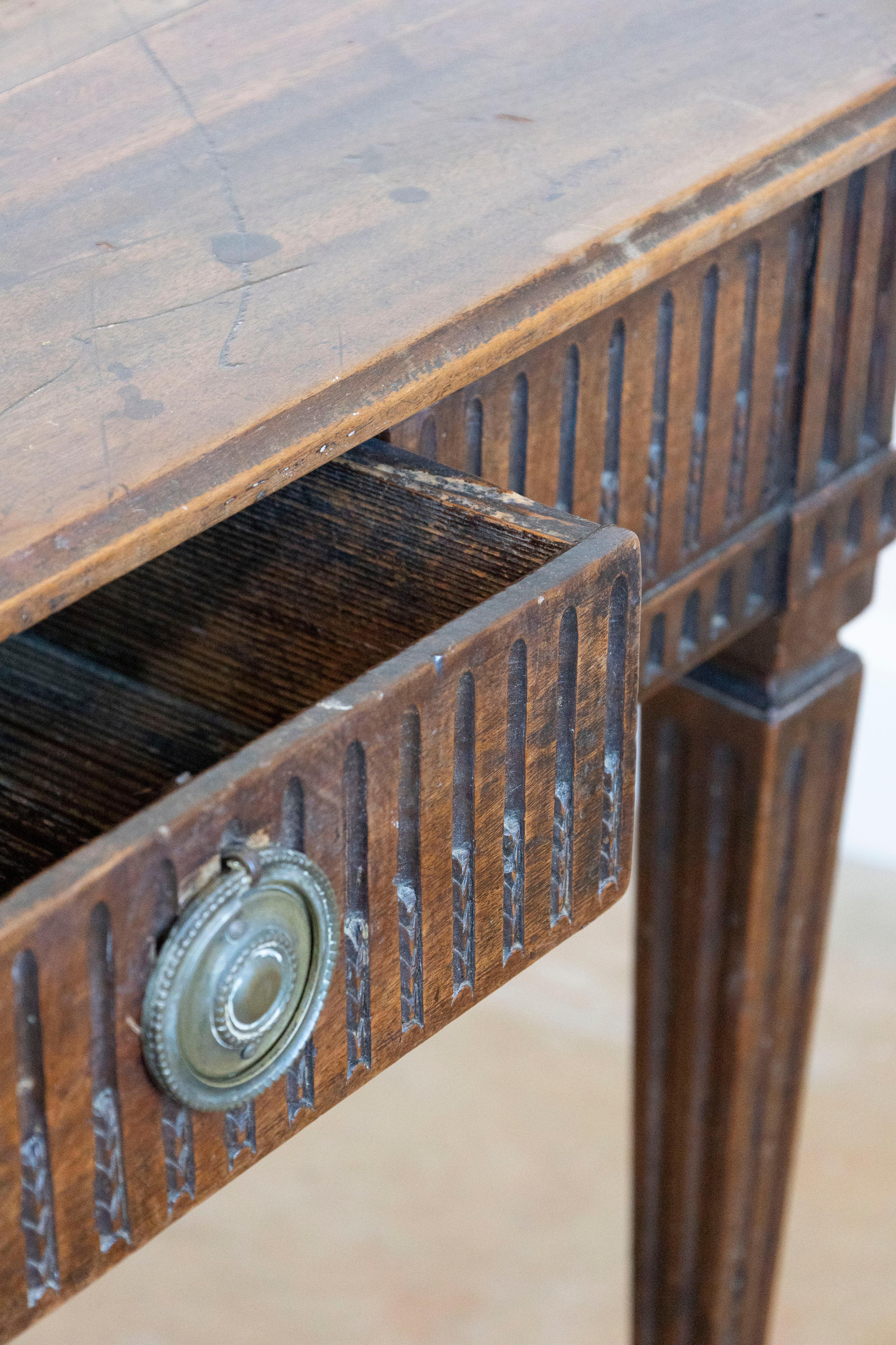 Scrivania francese del periodo Luigi XVI del XVIII secolo in legno di noce con grembiule scanalato intagliato in vendita 2
