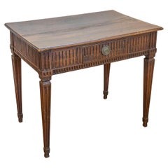 Bureau français d'époque Louis XVI du 18ème siècle en noyer avec tablier cannelé sculpté