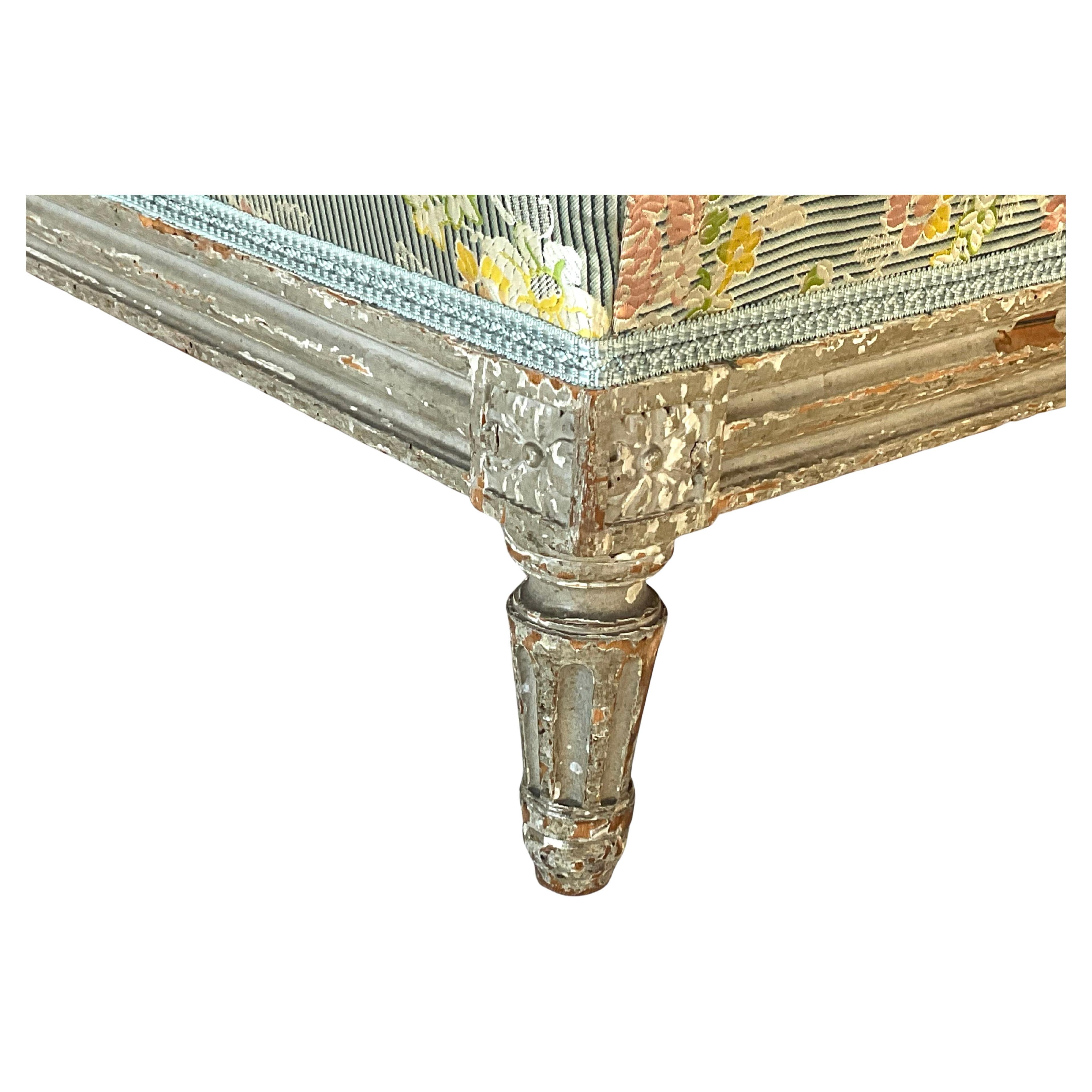 Französisch Louis XVI Periode geschnitzt Fuß Schemel im Zustand „Gut“ im Angebot in Bradenton, FL