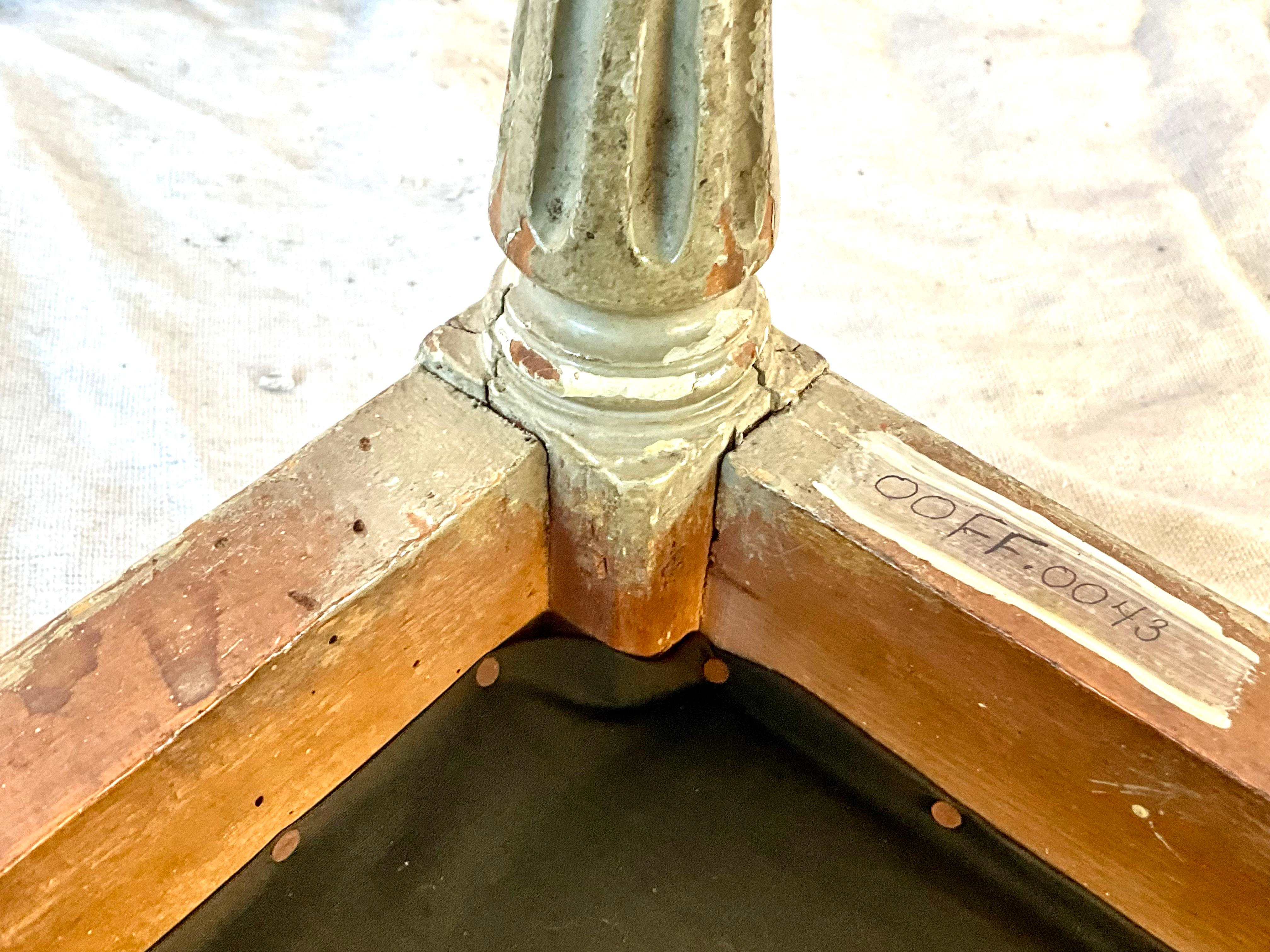 Französisch Louis XVI Periode geschnitzt Fuß Schemel (Seide) im Angebot