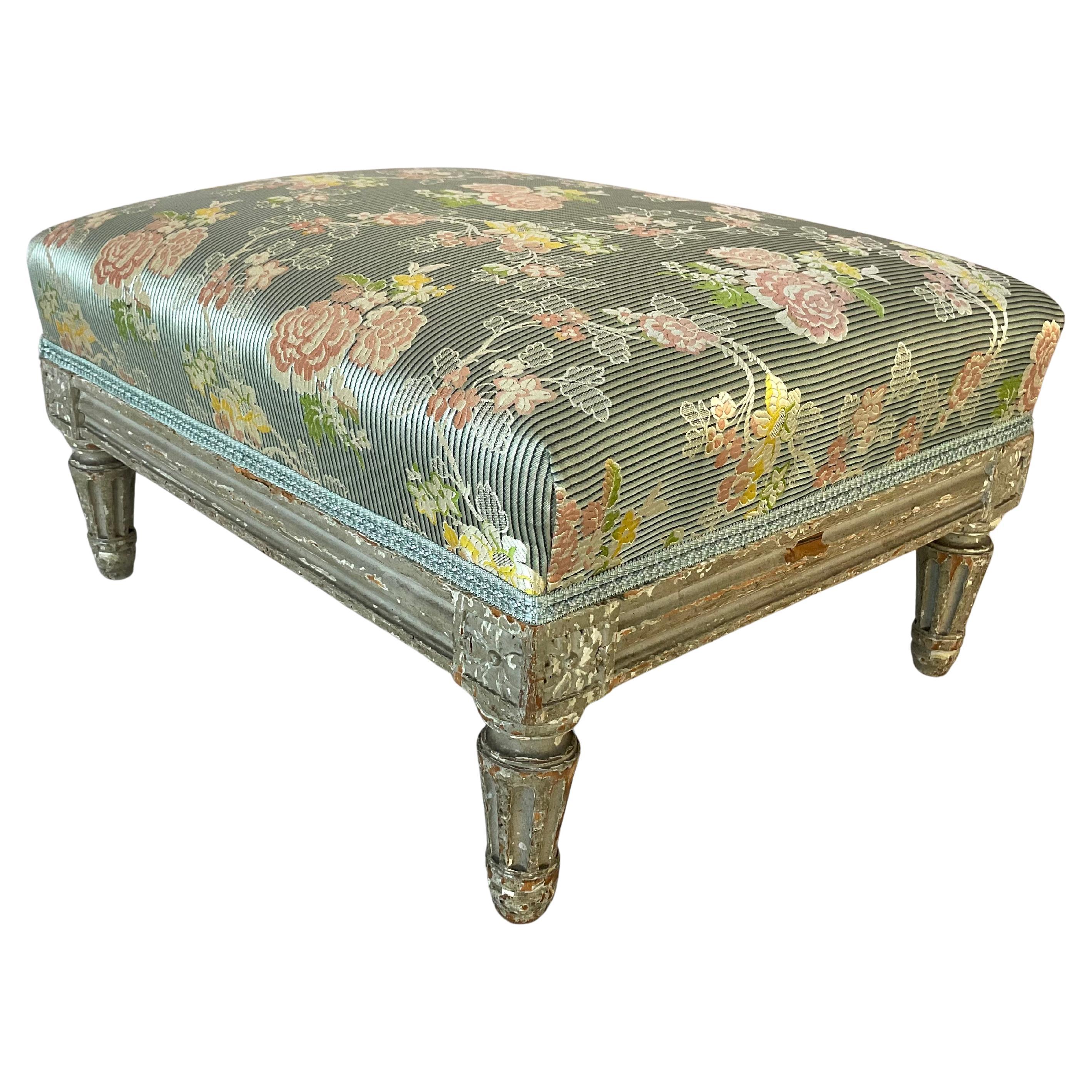 Taburete francés de pie tallado de época Luis XVI