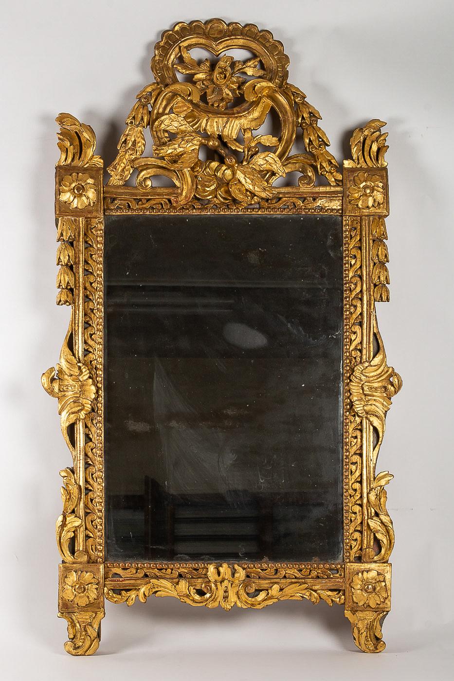 French Louis XVI period carved and giltwood front top mirror, circa 1780.

A gorgeous and decorative French carved gilt-wood front top mirror.
Our mirror designed with interlacing frieze decoration, topped with a front-top with two intertwined