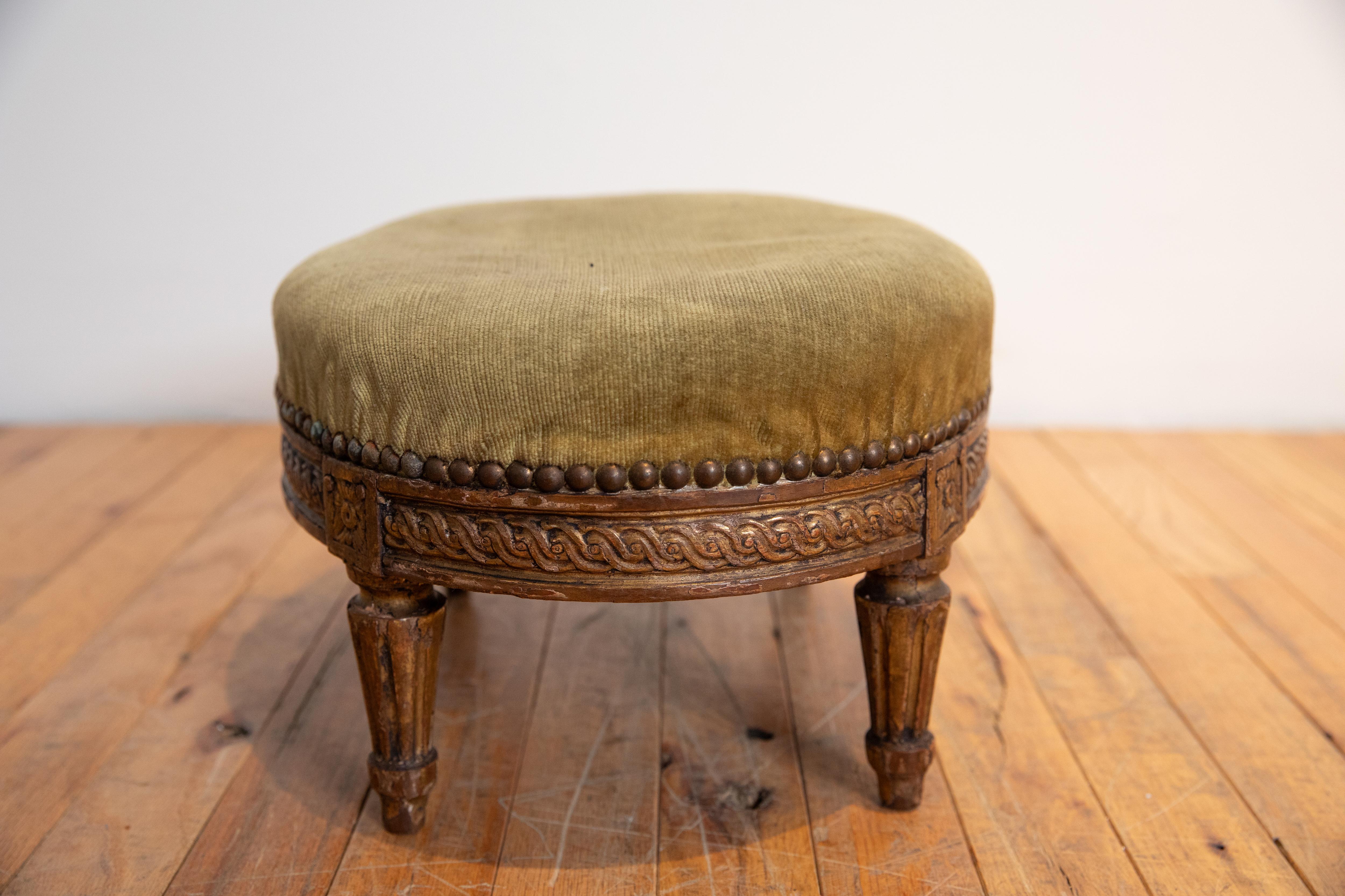 Französisch, Louis XVI-Periode, geschnitztes Giltholz und gepolsterter Fußschemel, ca. 1780 (Louis XVI.) im Angebot