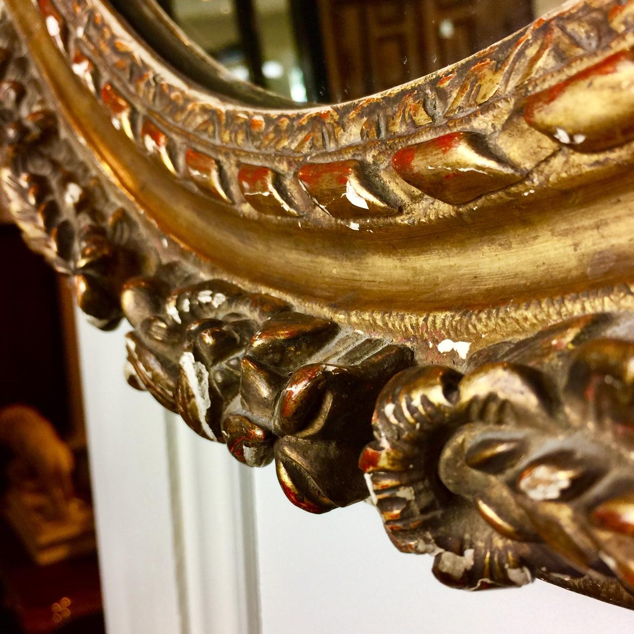 Ovaler geschnitzter Spiegel im klassizistischen Stil aus der Zeit Ludwigs XVI. im Zustand „Relativ gut“ im Angebot in Montreal, Quebec