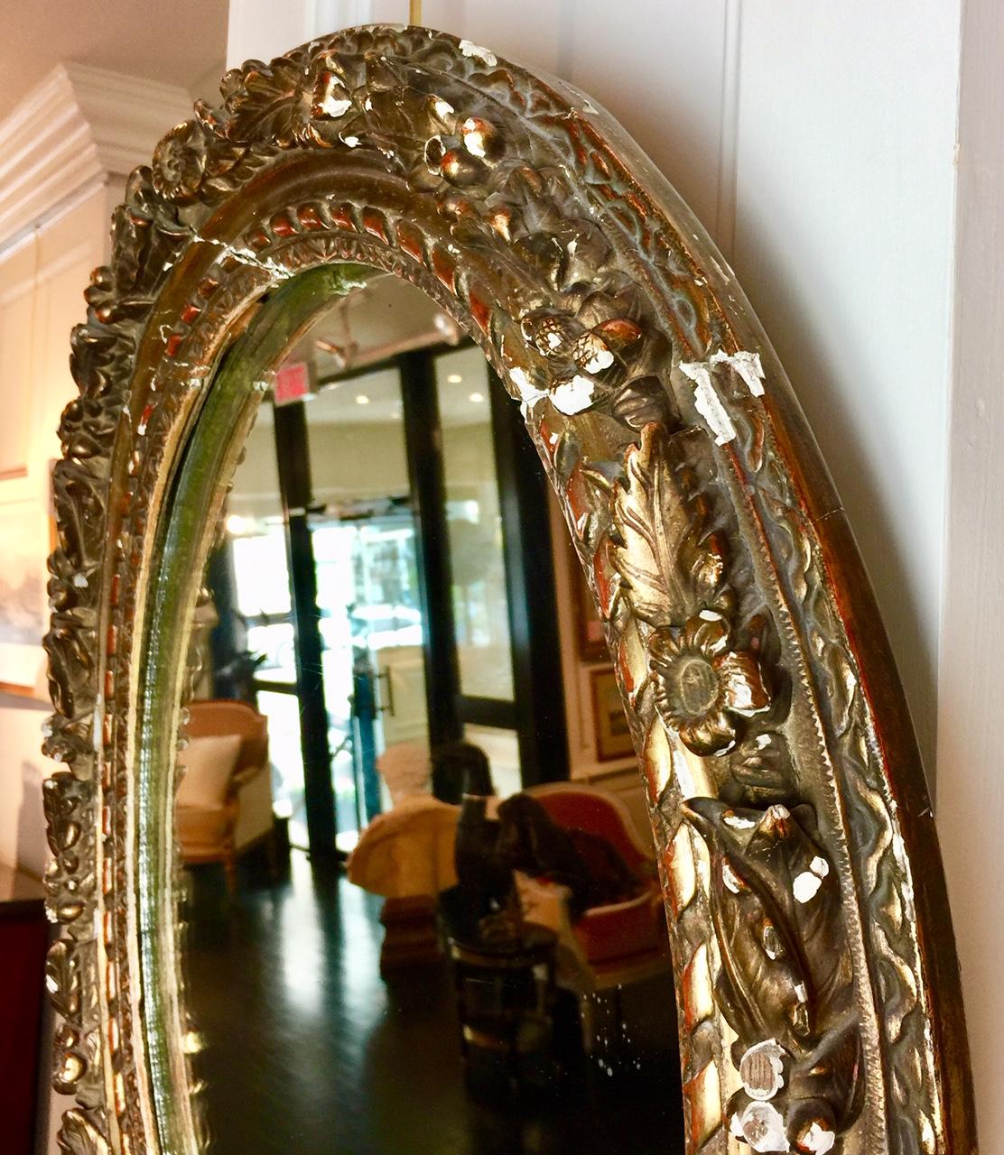Ovaler geschnitzter Spiegel im klassizistischen Stil aus der Zeit Ludwigs XVI. (Holz) im Angebot