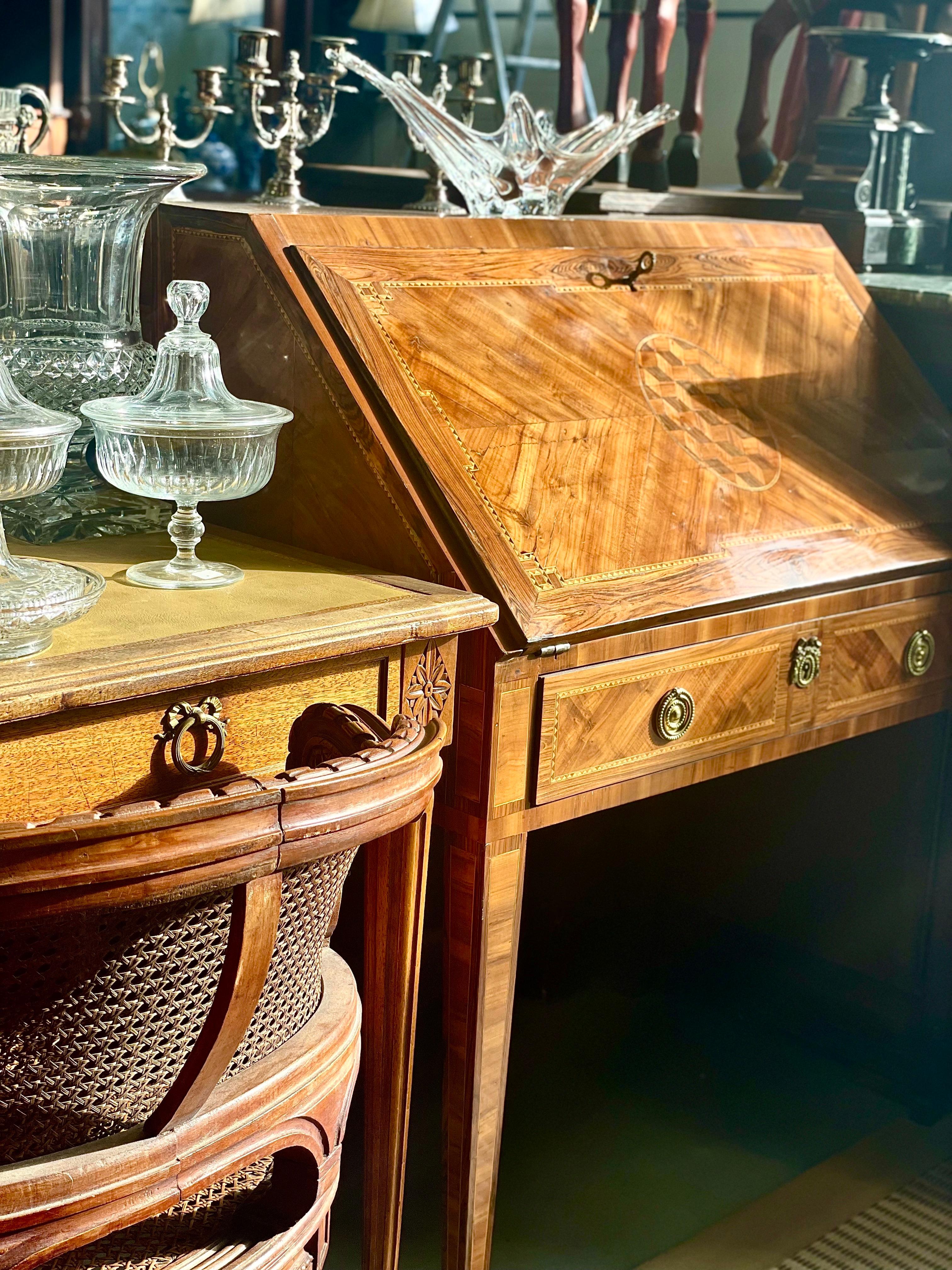 18th Century French Louis XVI Desk or 'Bureau à Dos D'âne' For Sale 5