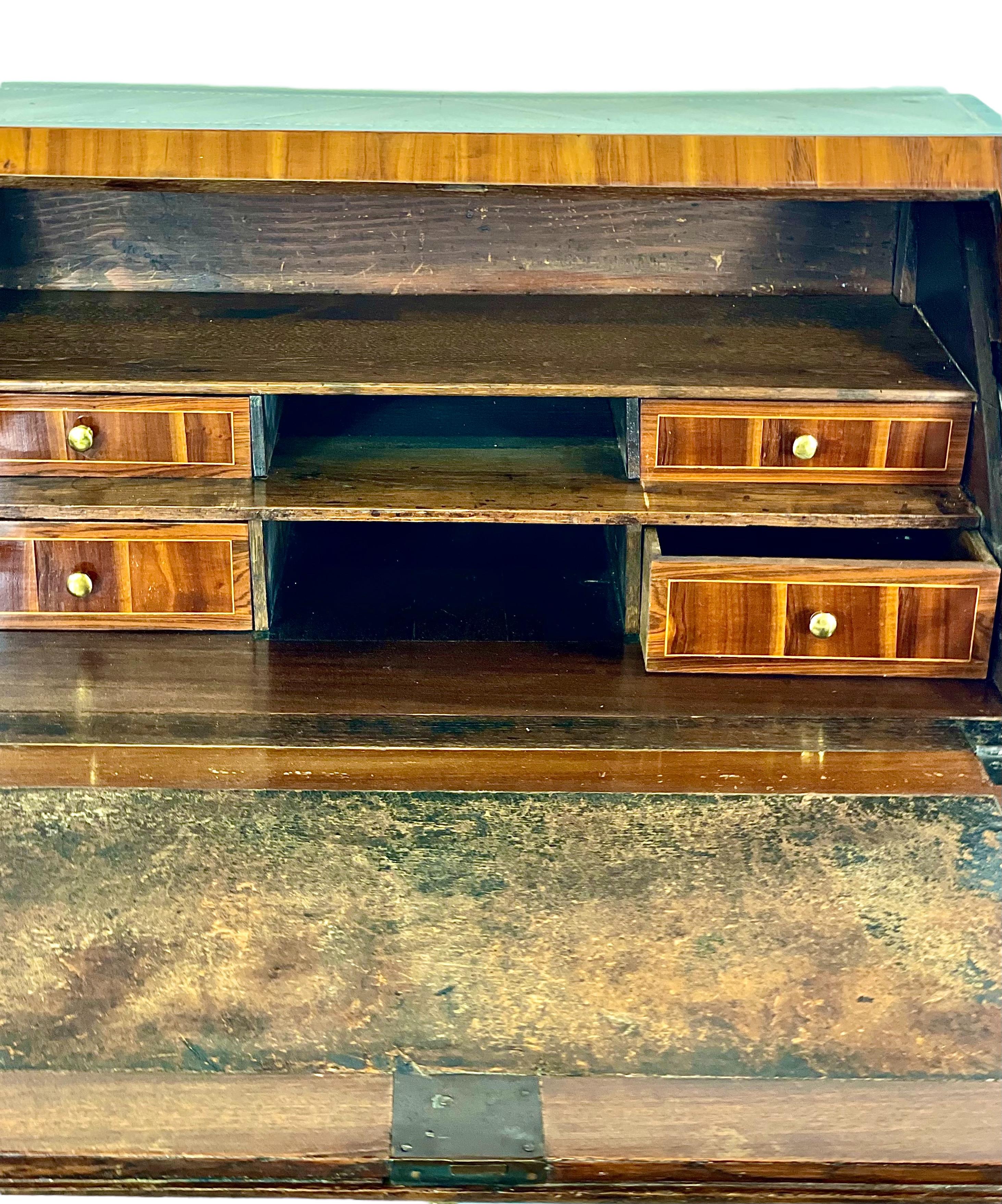 Französischer Louis-XVI-Schreibtisch oder 'Bureau à Dos D'âne' aus dem 18. im Zustand „Gut“ im Angebot in LA CIOTAT, FR