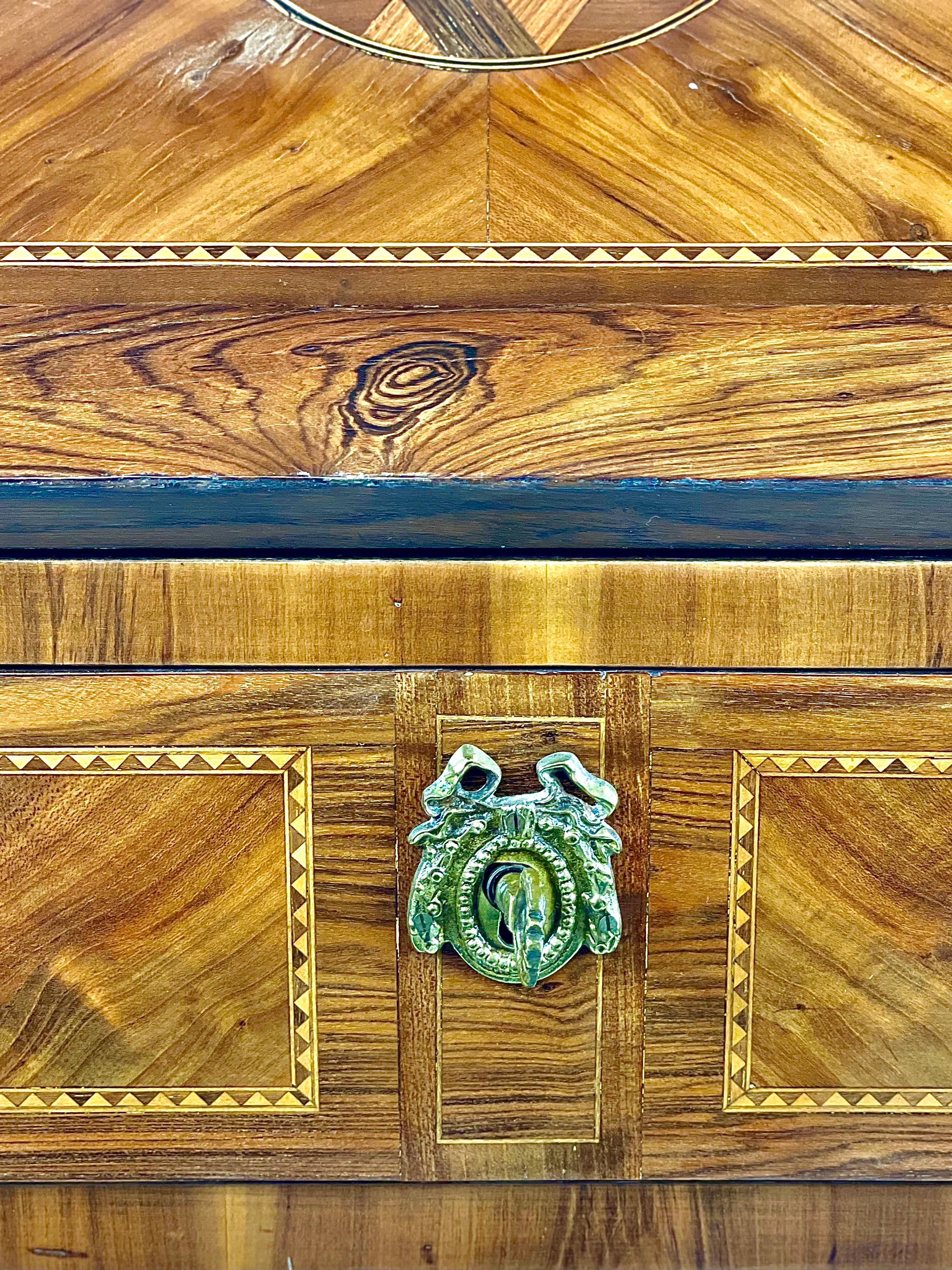 Französischer Louis-XVI-Schreibtisch oder 'Bureau à Dos D'âne' aus dem 18. (Holz) im Angebot