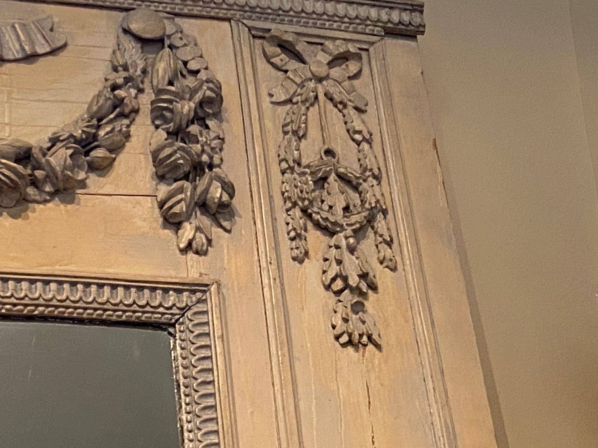 Fein geschnitzter, bemalter Trumeau-Spiegel aus Holz, Louis-XVI.-Periode (Französisch) im Angebot