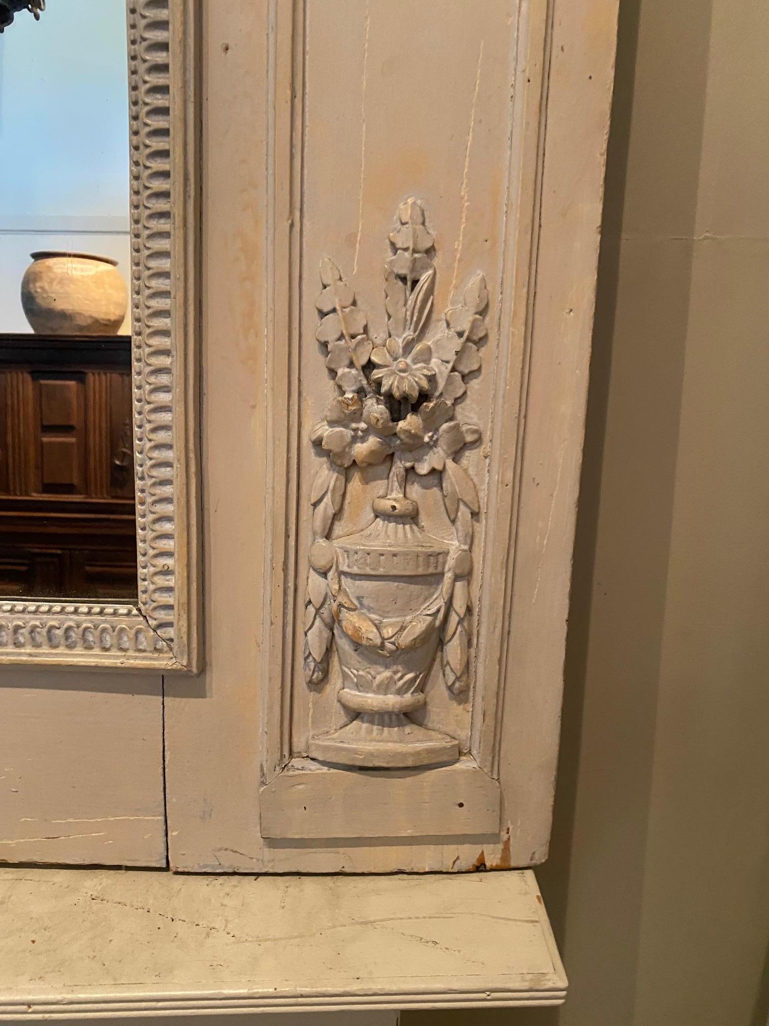 Fein geschnitzter, bemalter Trumeau-Spiegel aus Holz, Louis-XVI.-Periode im Zustand „Gut“ im Angebot in Montreal, QC