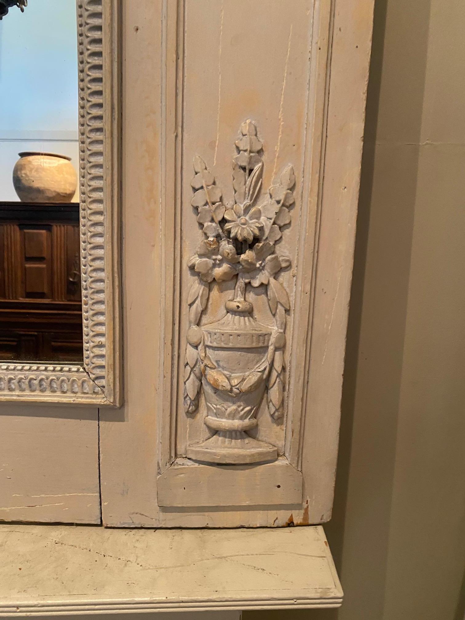 Fine XVIII secolo Specchio Trumeau francese del periodo Luigi XVI finemente intagliato e dipinto in legno in vendita