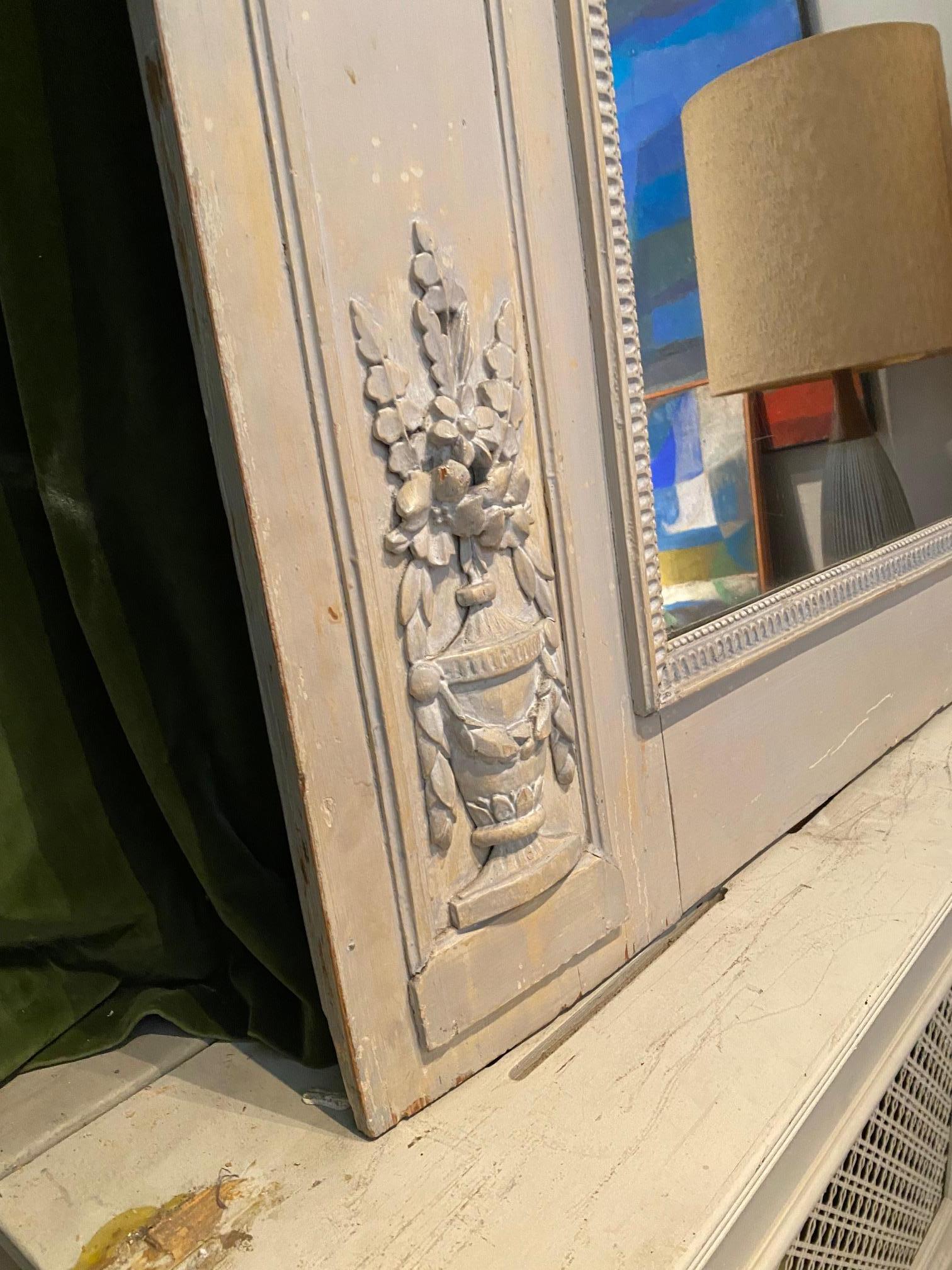 Fein geschnitzter, bemalter Trumeau-Spiegel aus Holz, Louis-XVI.-Periode im Angebot 1