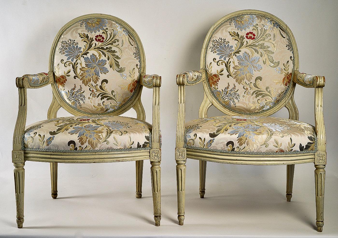 French Louis XVI period, Lacquered beechwood pair of large armchairs, circa 1780 

An excellent and decorative pair of large armchairs, in hand-carved lacquered beechwood.

Late 18th century, French work in the classic Louis XVI style, circa