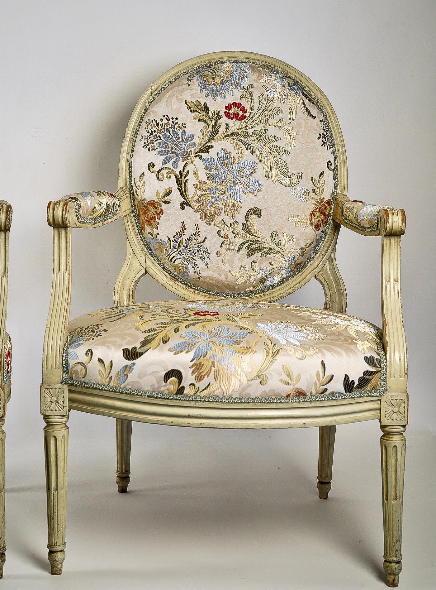French Louis XVI Period, Lacquered Beechwood Pair of Large Armchairs, circa 1780 (Französisch) im Angebot