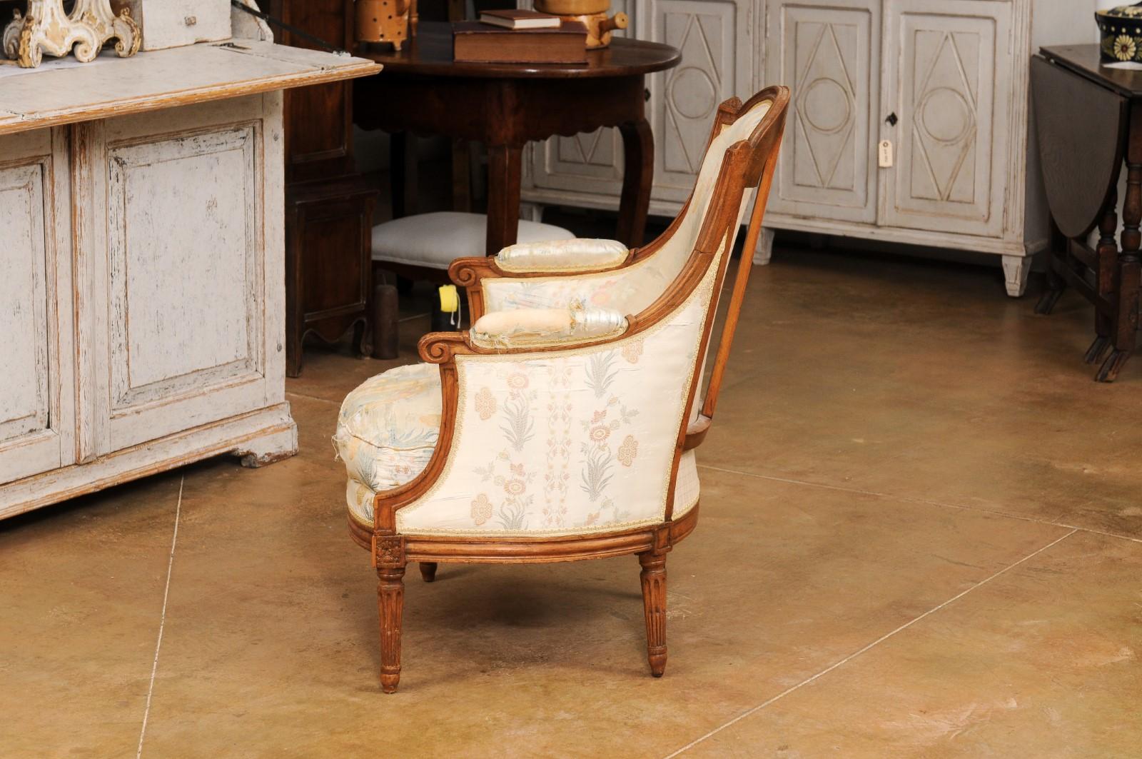 French Louis XVI Period Late 18th Century Walnut Bergère Chair with Curving Back For Sale 5