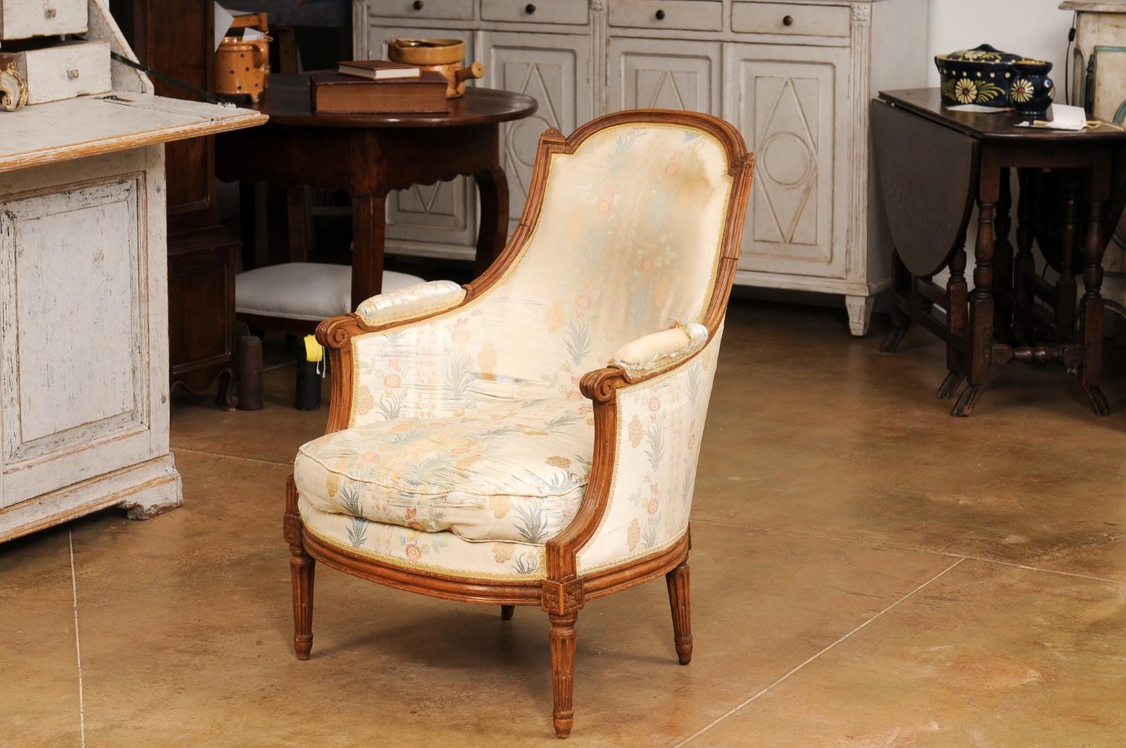 French Louis XVI Period Late 18th Century Walnut Bergère Chair with Curving Back For Sale 6