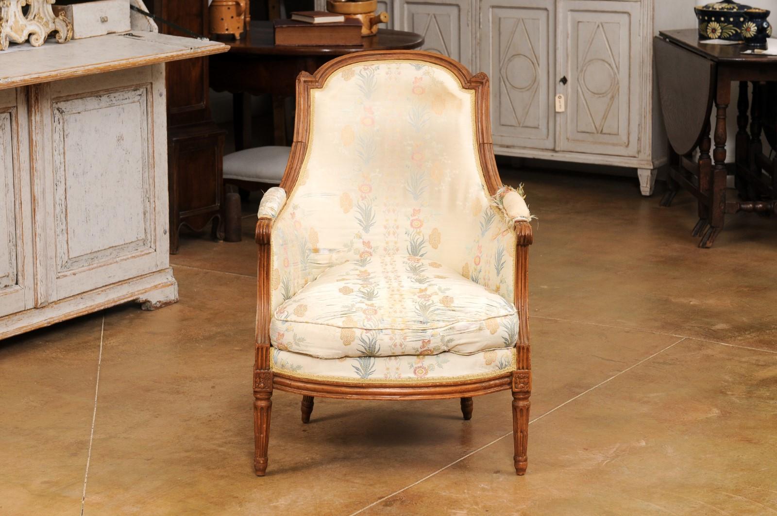 French Louis XVI Period Late 18th Century Walnut Bergère Chair with Curving Back For Sale 7