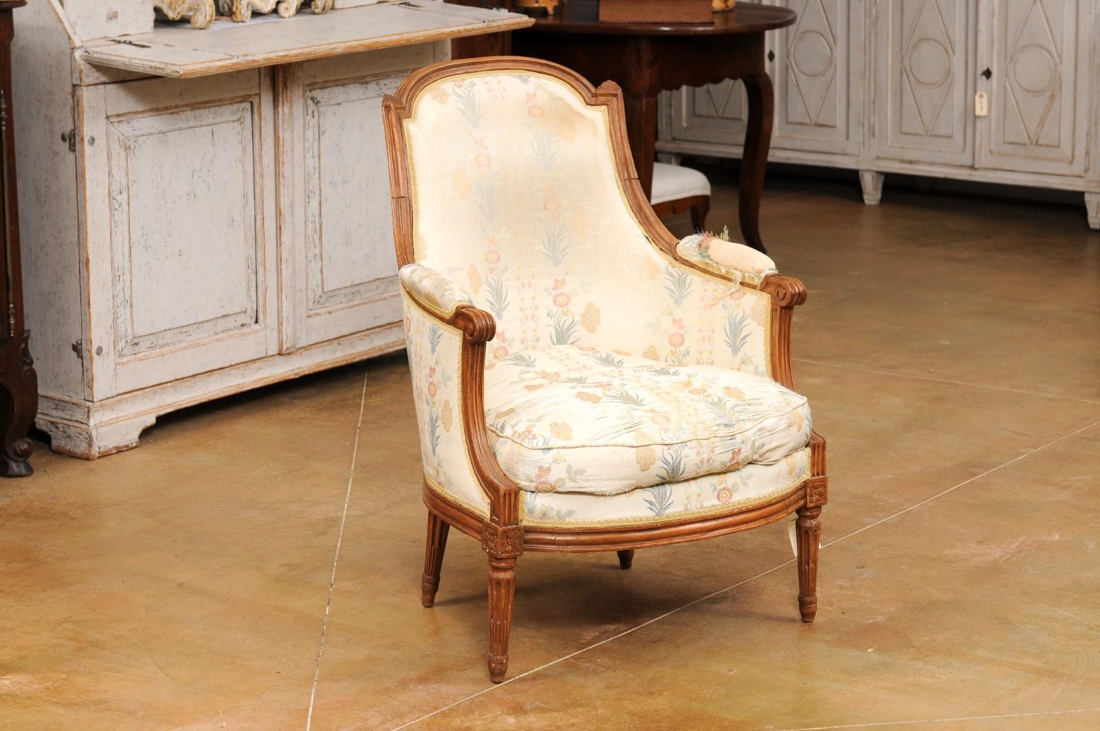 French Louis XVI Period Late 18th Century Walnut Bergère Chair with Curving Back In Good Condition For Sale In Atlanta, GA