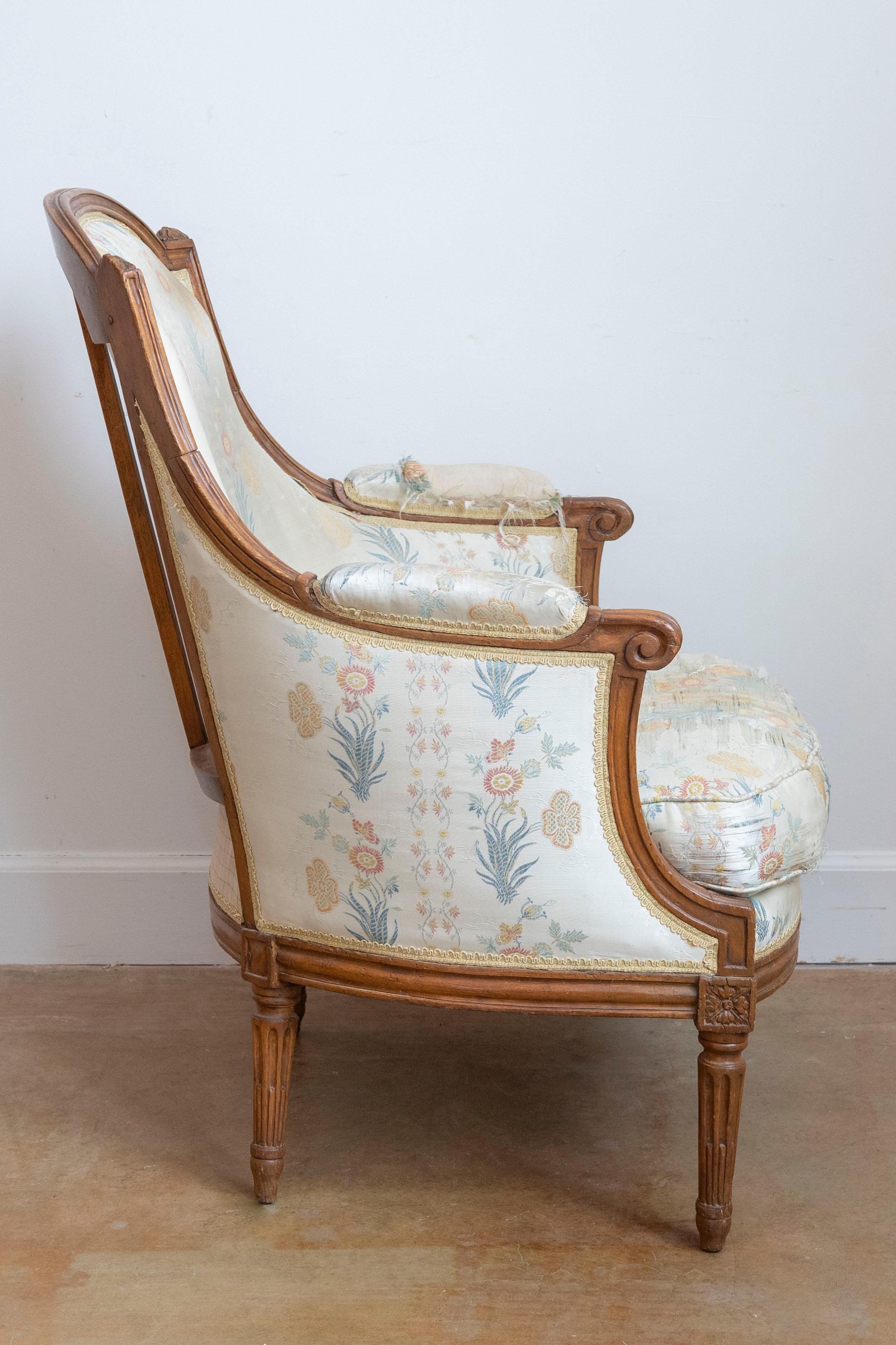 French Louis XVI Period Late 18th Century Walnut Bergère Chair with Curving Back In Good Condition For Sale In Atlanta, GA