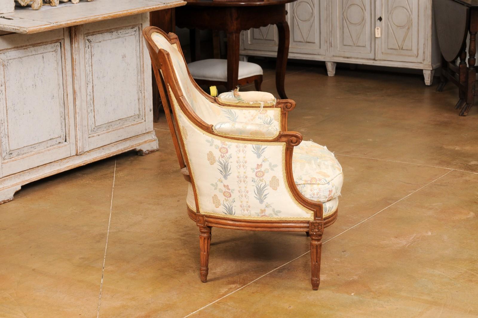 French Louis XVI Period Late 18th Century Walnut Bergère Chair with Curving Back For Sale 1
