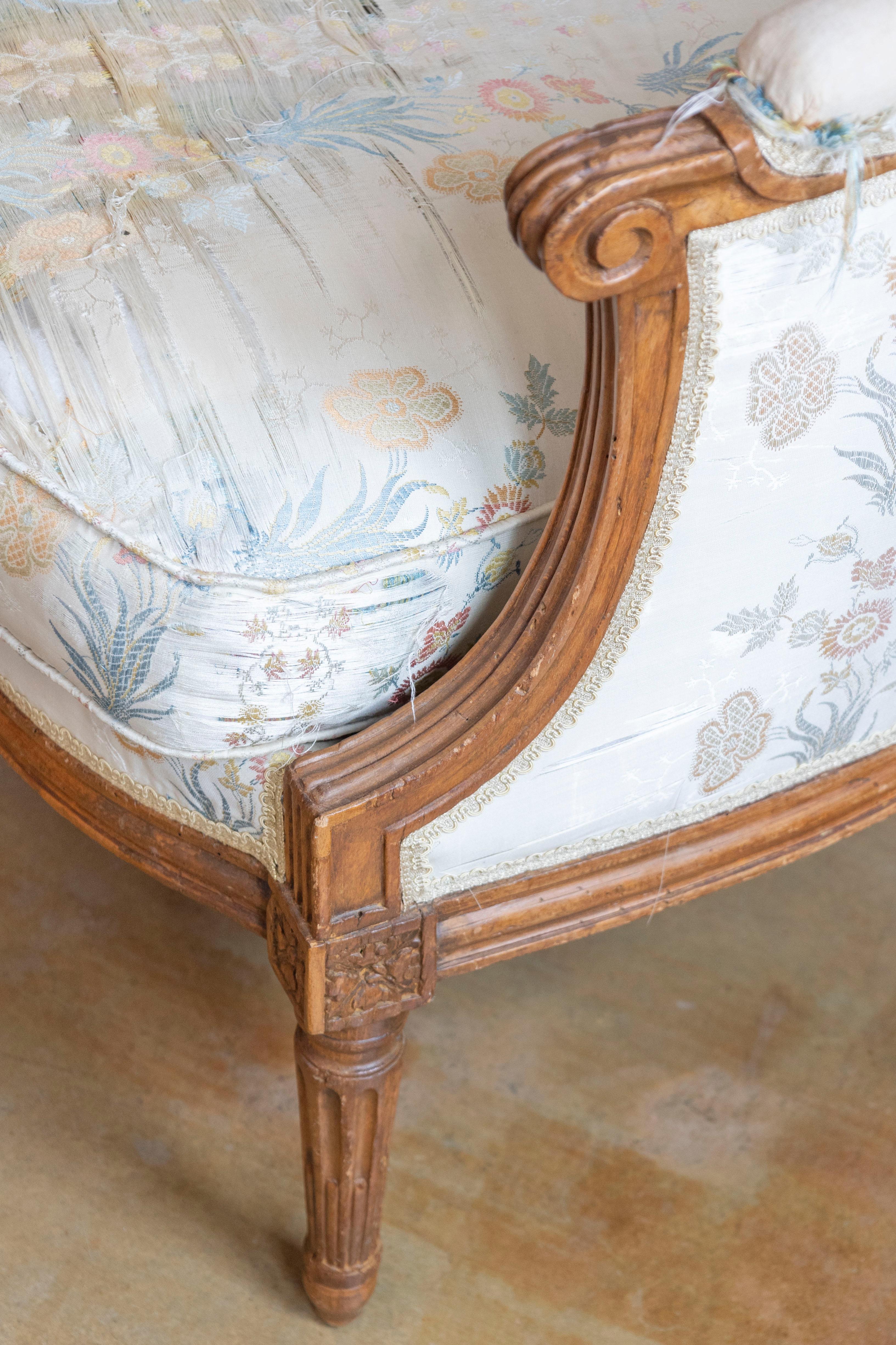 French Louis XVI Period Late 18th Century Walnut Bergère Chair with Curving Back For Sale 2