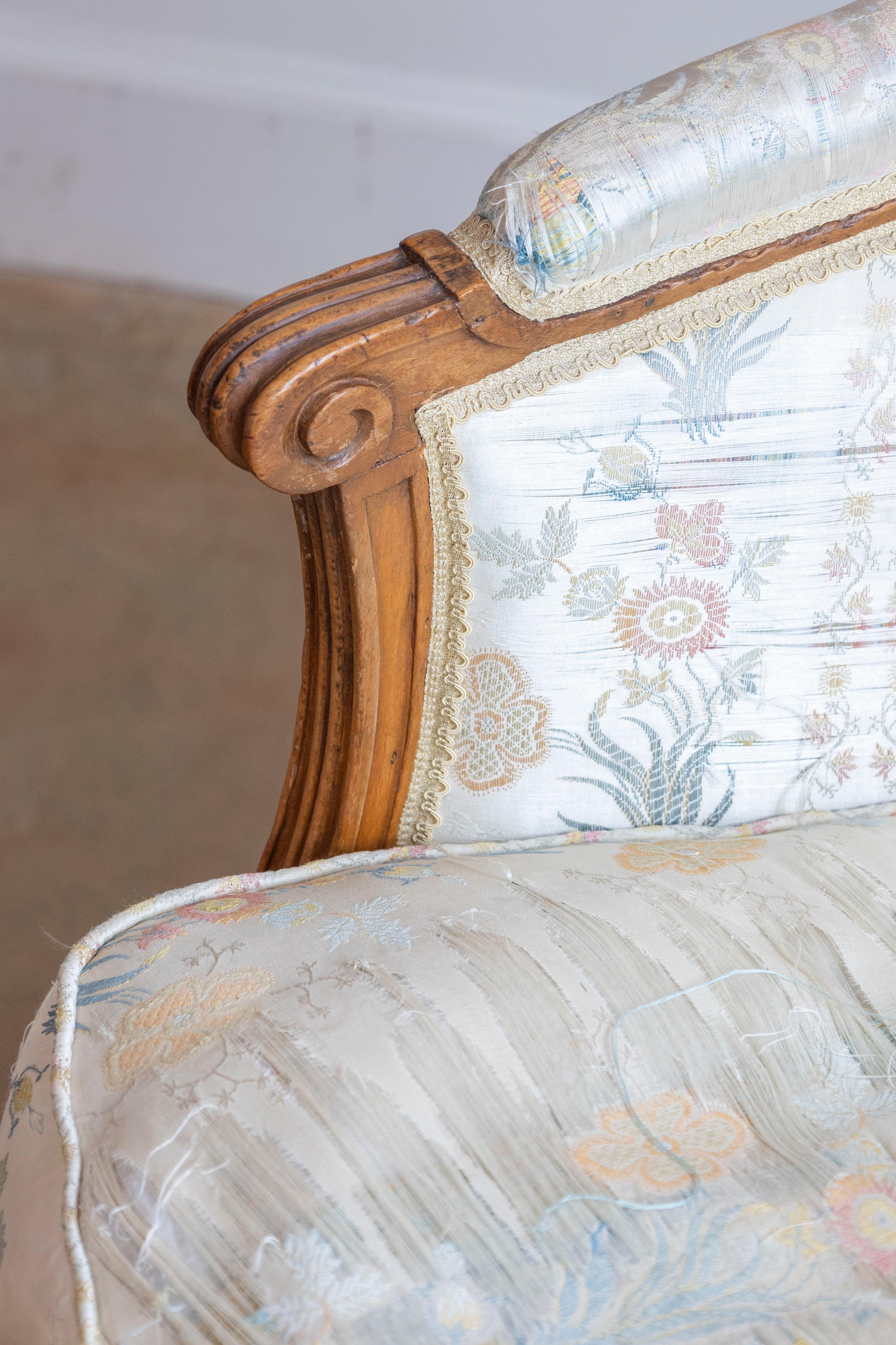 French Louis XVI Period Late 18th Century Walnut Bergère Chair with Curving Back For Sale 3