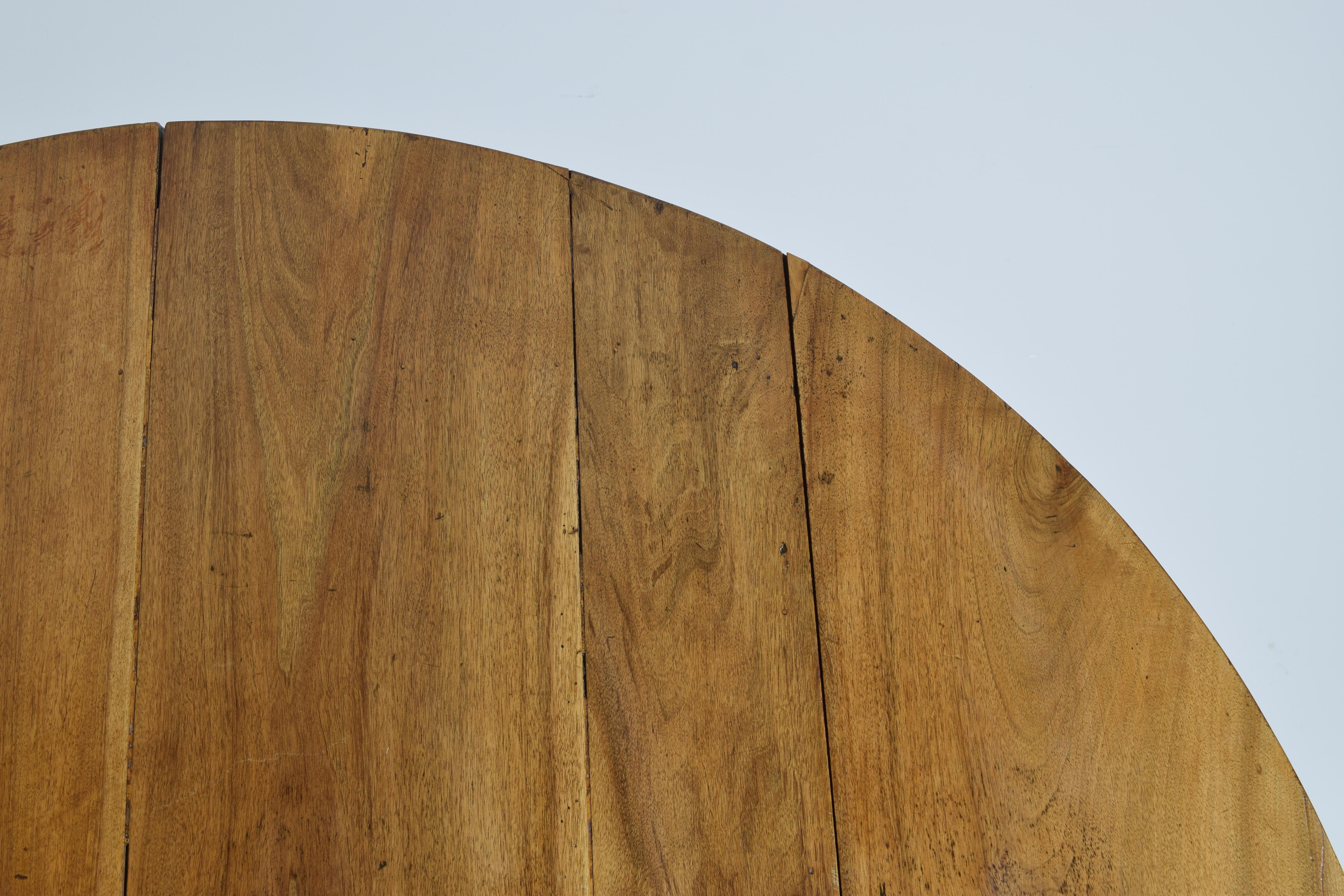 Mesa de comedor redonda francesa de nogal claro de la época Luis XVI, ca. 1785 en venta 5