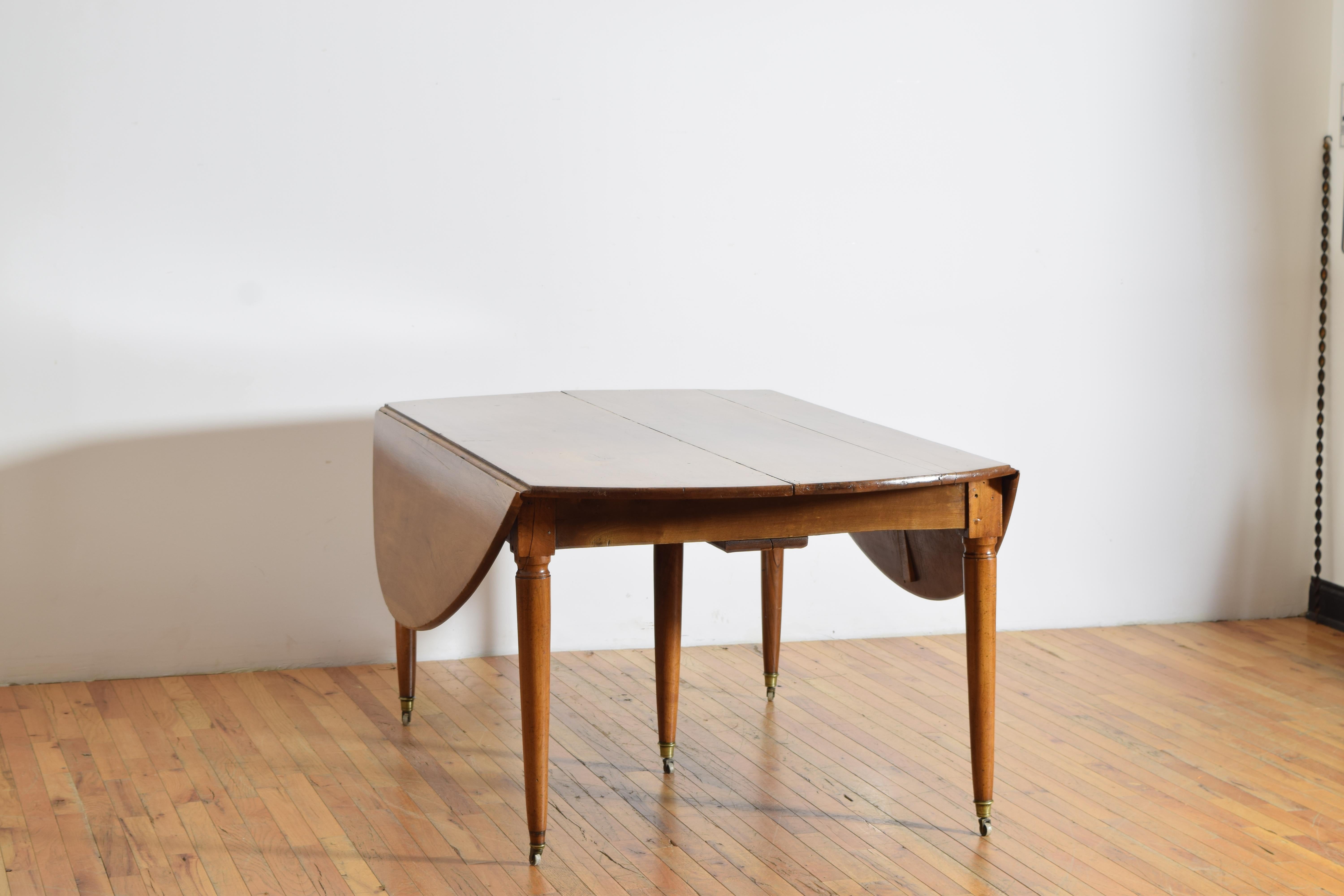 Mesa de comedor redonda francesa de nogal claro de la época Luis XVI, ca. 1785 Francés en venta