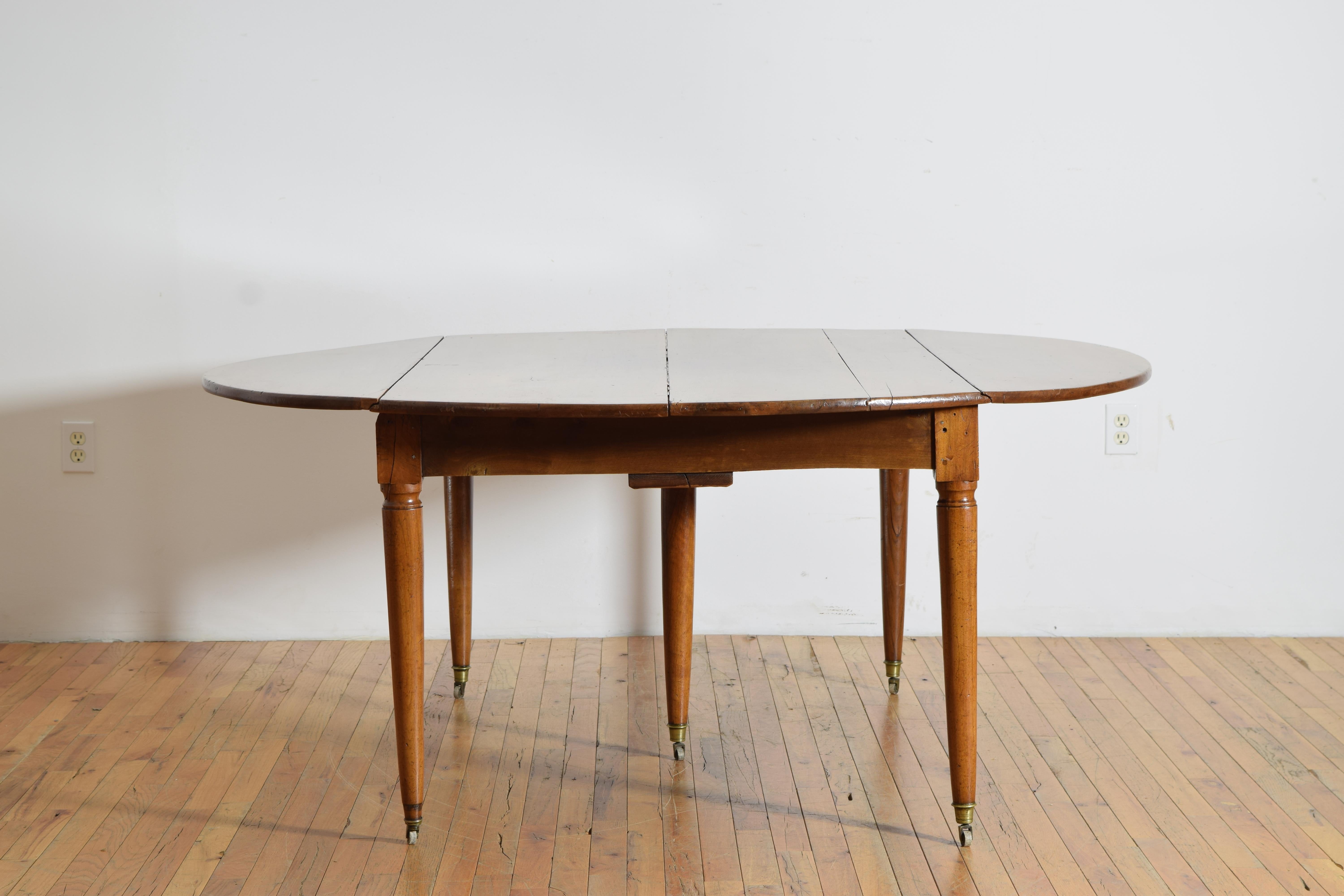 Mesa de comedor redonda francesa de nogal claro de la época Luis XVI, ca. 1785 en Bueno estado para la venta en Atlanta, GA