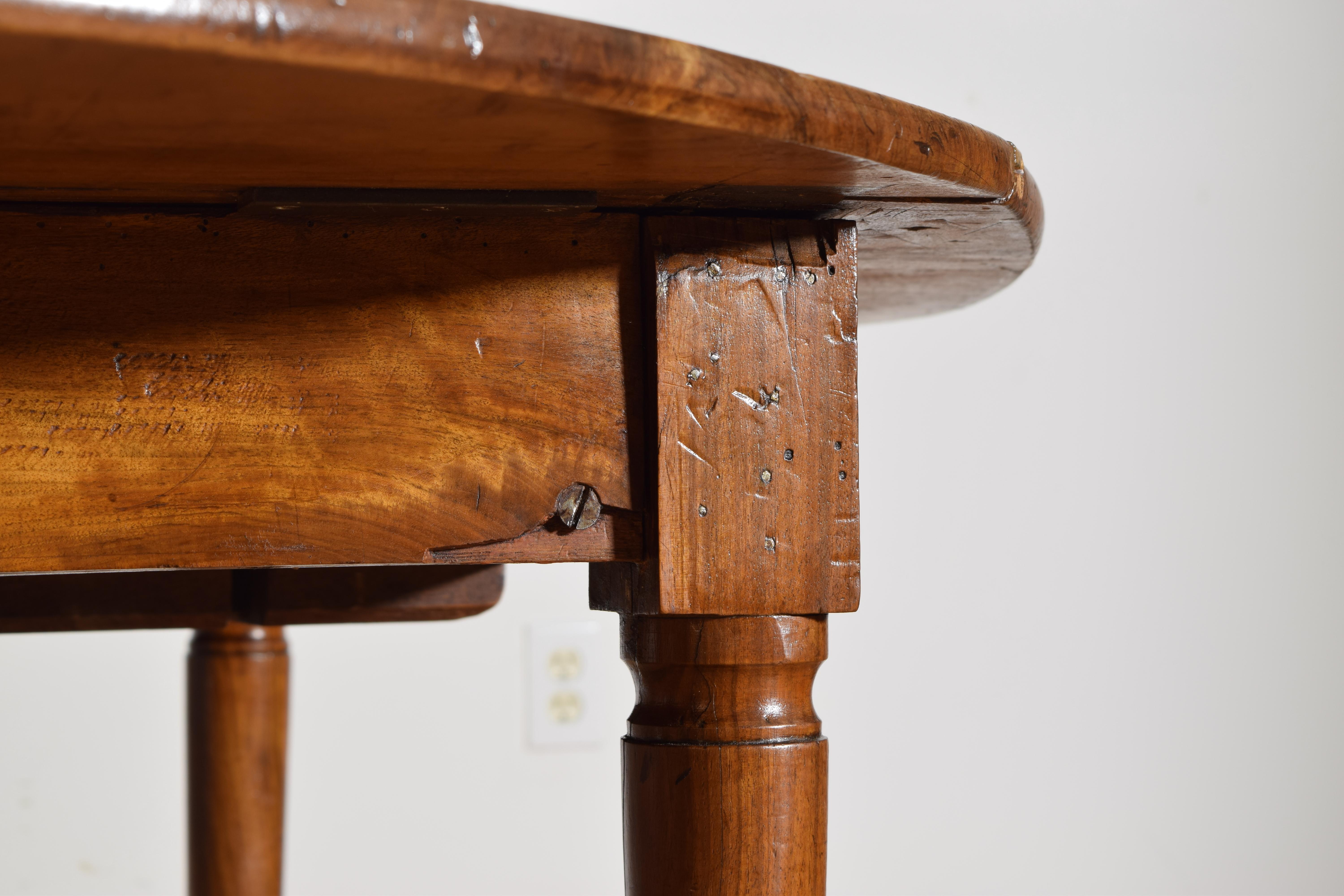 Mesa de comedor redonda francesa de nogal claro de la época Luis XVI, ca. 1785 en venta 1