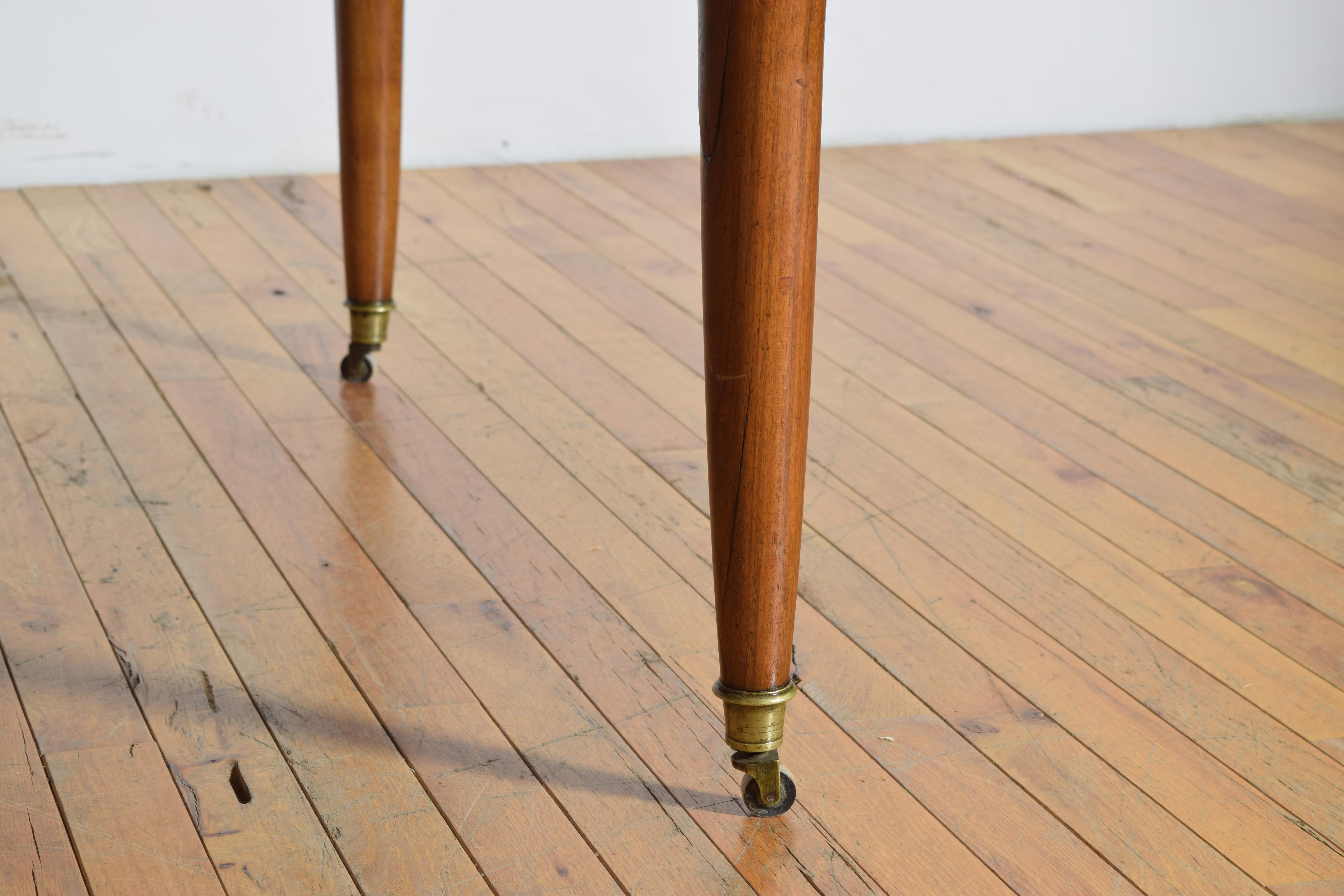 Mesa de comedor redonda francesa de nogal claro de la �época Luis XVI, ca. 1785 en venta 2