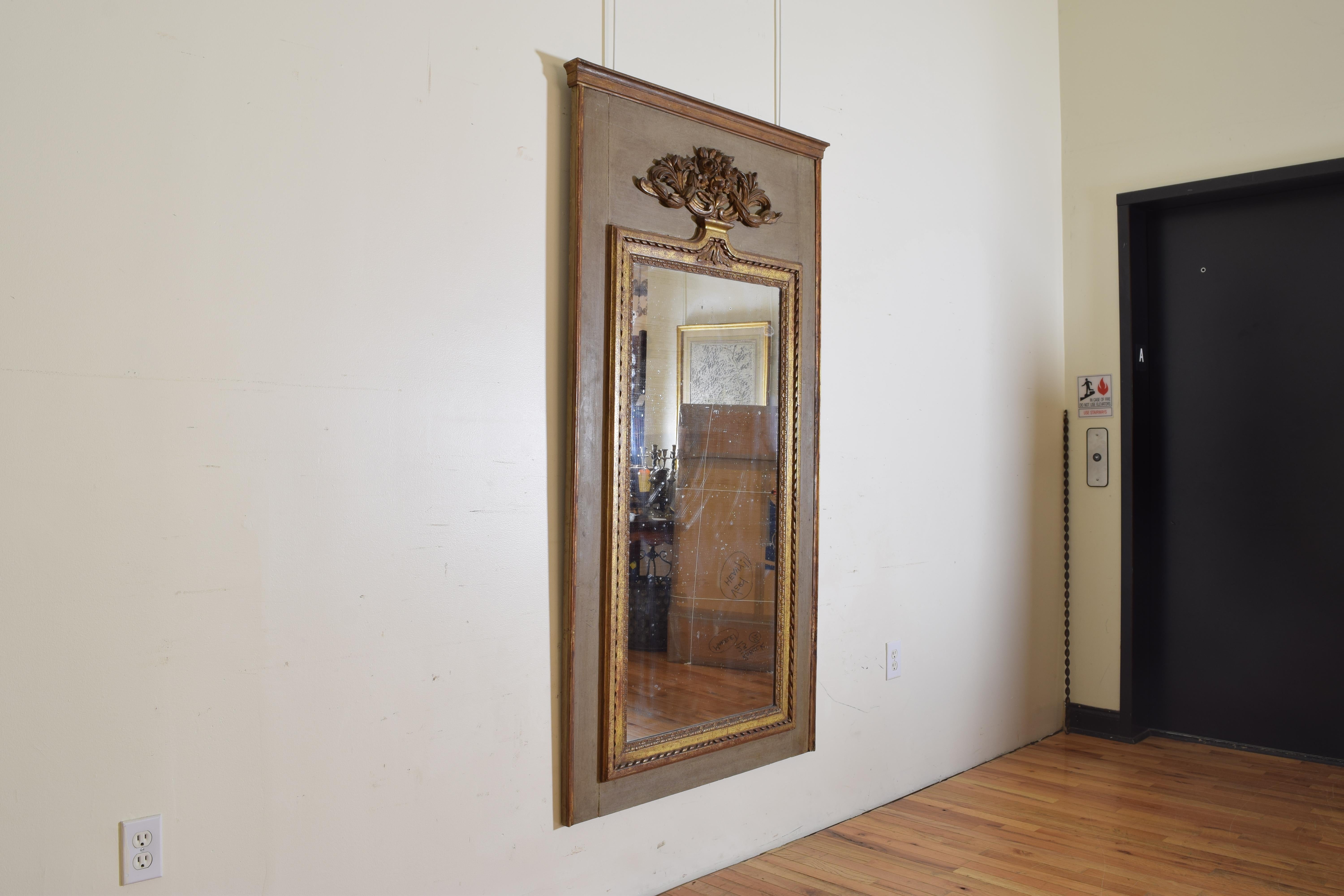 French Louis XVI Period Painted and Carved Giltwood Mirror, Late 18th Century In Good Condition In Atlanta, GA