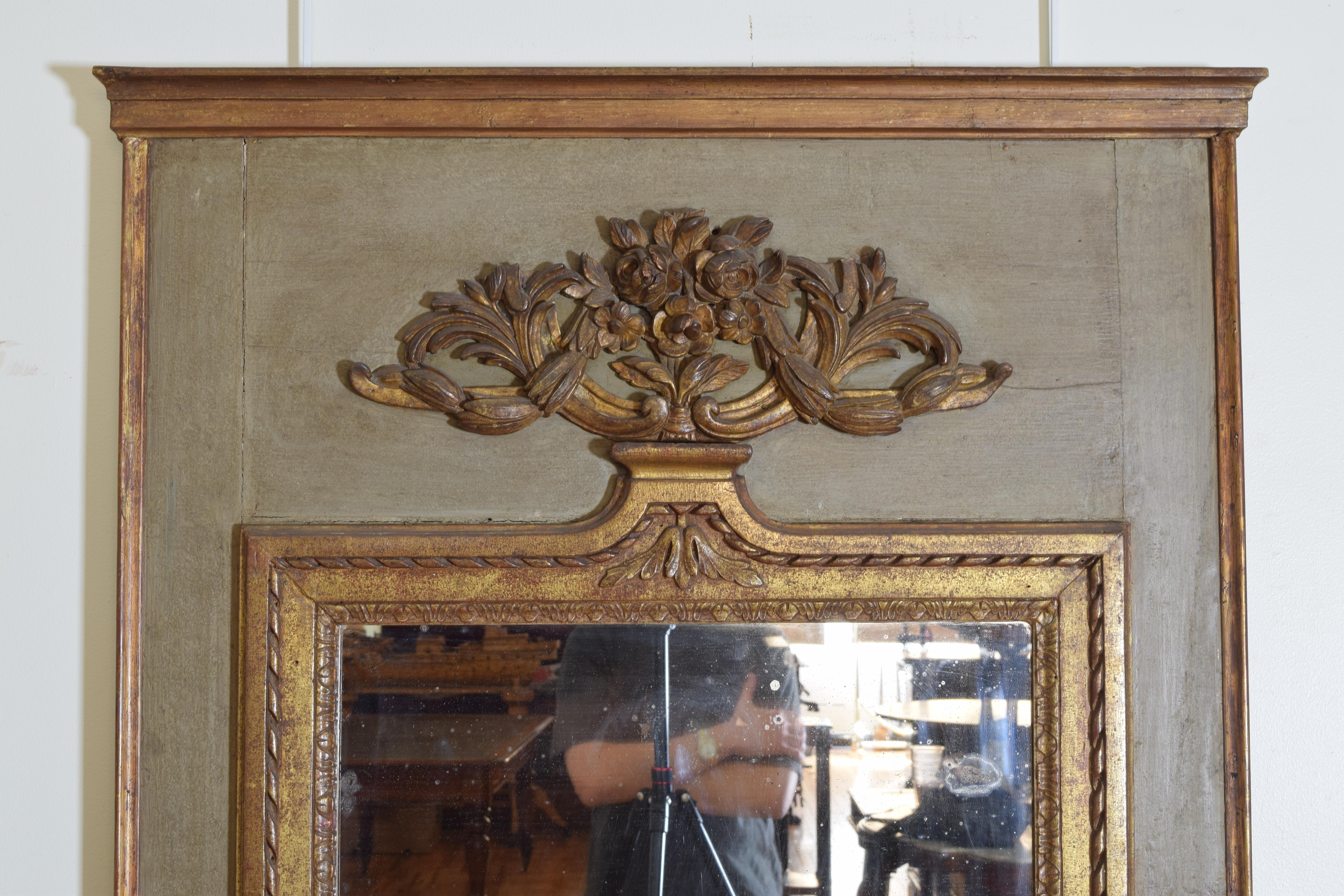 French Louis XVI Period Painted and Carved Giltwood Mirror, Late 18th Century 2