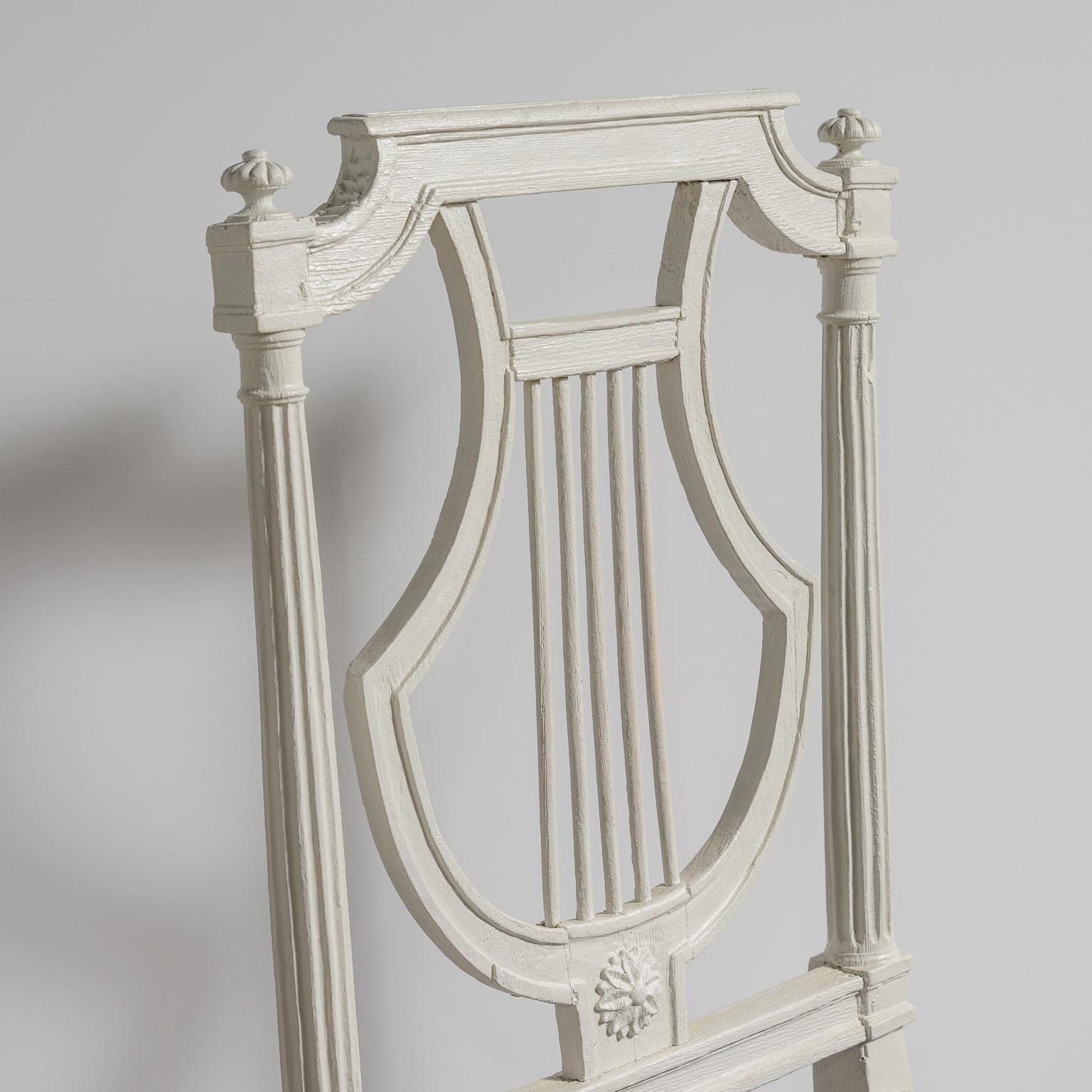 Gerade angekommen!
Charmantes Paar von  Französisch Louis XVI Periode gemalt Leier Stühle,.C.1780
Dieses Stuhlpaar ist signiert/gestempelt von Jean-Baptiste-Claude Séne (1747-1803) 
Gepolstert mit anthrazitfarbenem Velours.
Sehr guter antiker